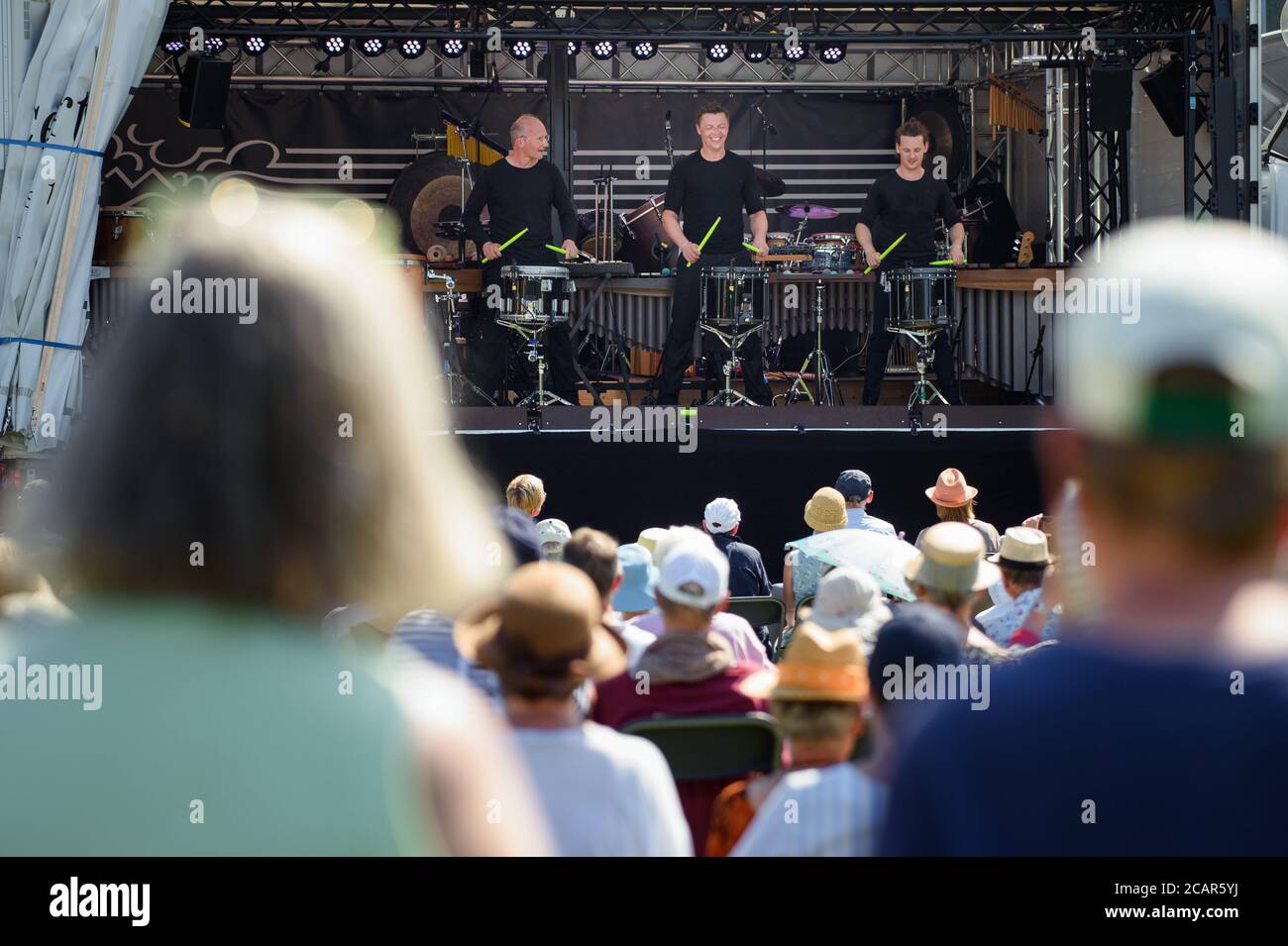 Schleswig, Germania. 8 agosto 2020. Martin Grubinger (M), musicista e percussionista, Slavik Stakhov (a sinistra), percussionista, e Richard Putz (a destra), percussionista, stanno bevendo durante il Festival Schleswig-Holstein Musik di fronte al Castello del Gottorf, nell'area di carico di un camion sui loro strumenti per il pubblico. Credit: Gregor Fischer/dpa/Alamy Live News Foto Stock