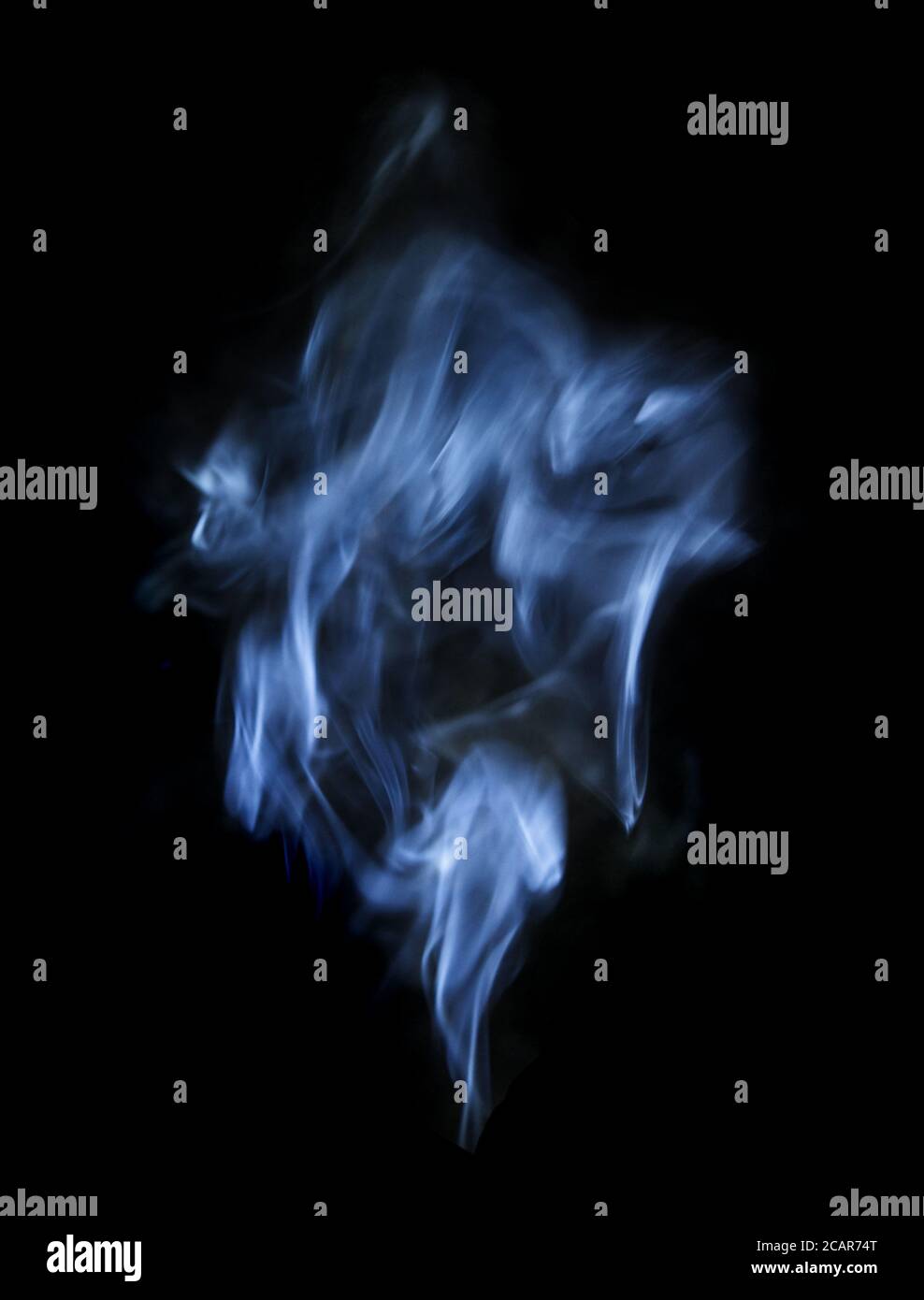 Fumo blu sfocato astratto vapore minerale isolato su un nero sfondo Foto Stock