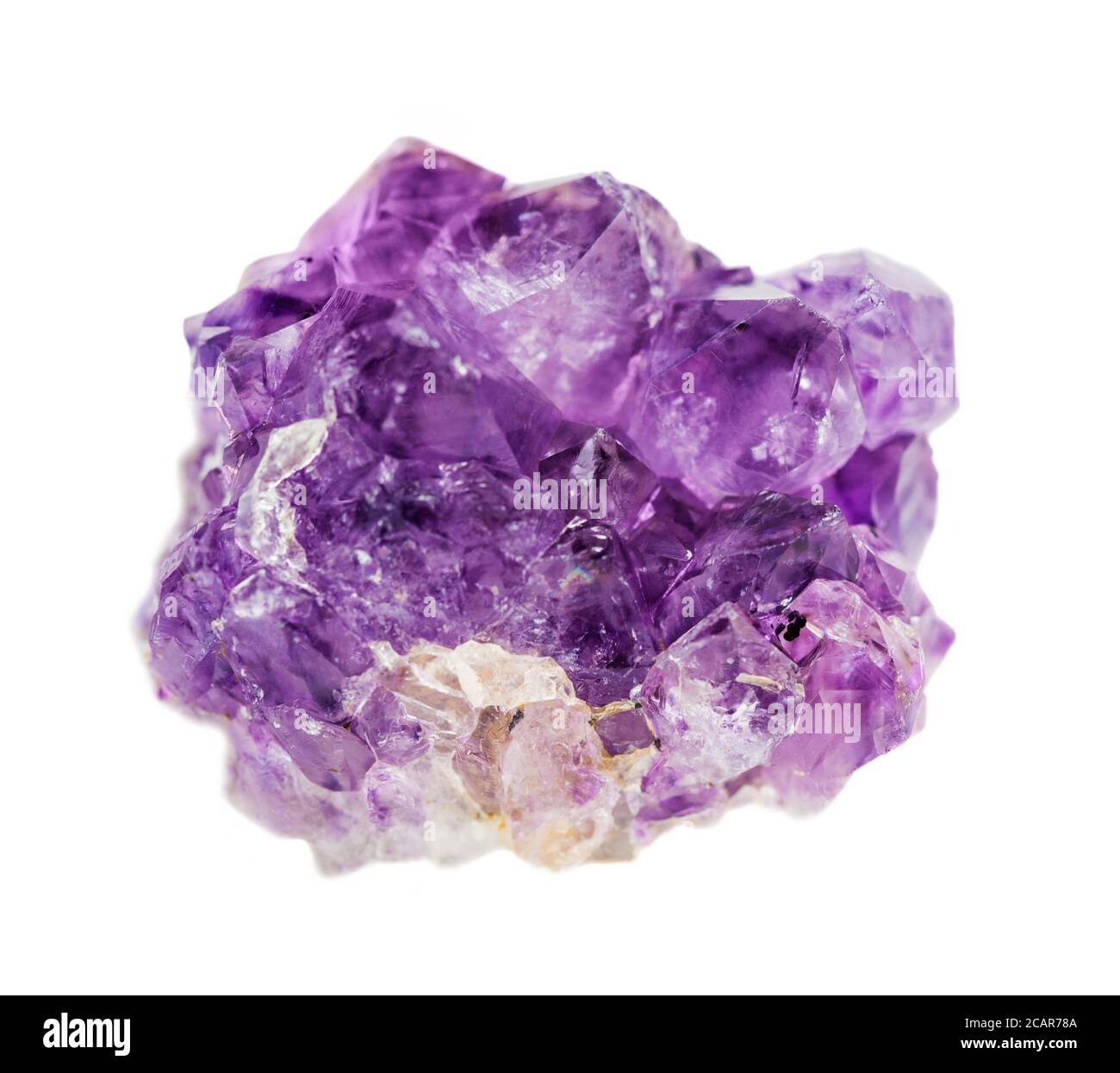 Gruppo di cristalli viola di ametista dall'Uruguay isolato su un sfondo bianco Foto Stock