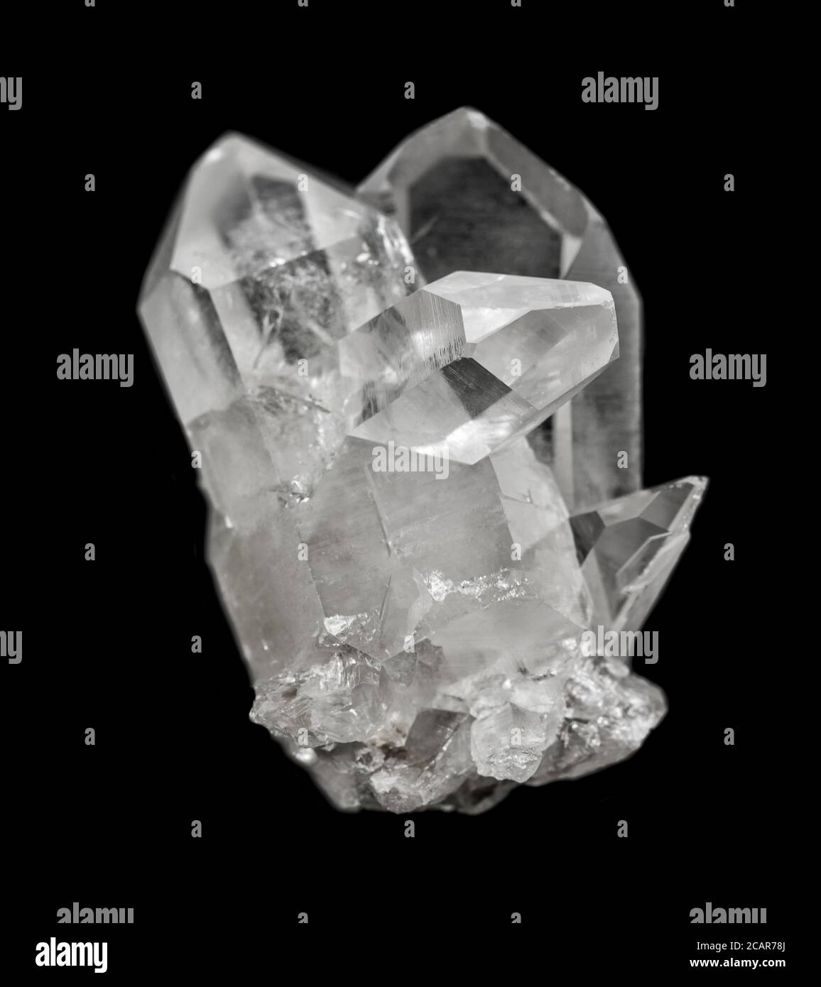 Gruppo di diversi cristalli di roccia trasparenti da vicino, isolati su uno sfondo nero Foto Stock