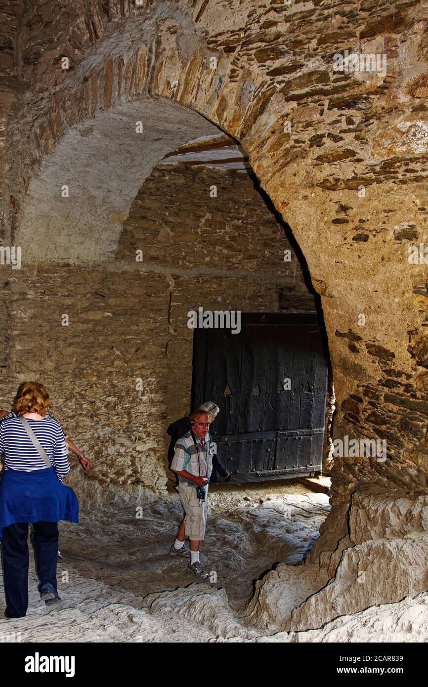 Terreno di pietra irregolare; passeggiata difficile, uscita del castello; persone; ex entrata cavallo; grande arco, porta nera, vecchio, Castello di Marksburg; 1231; fiume Reno V Foto Stock