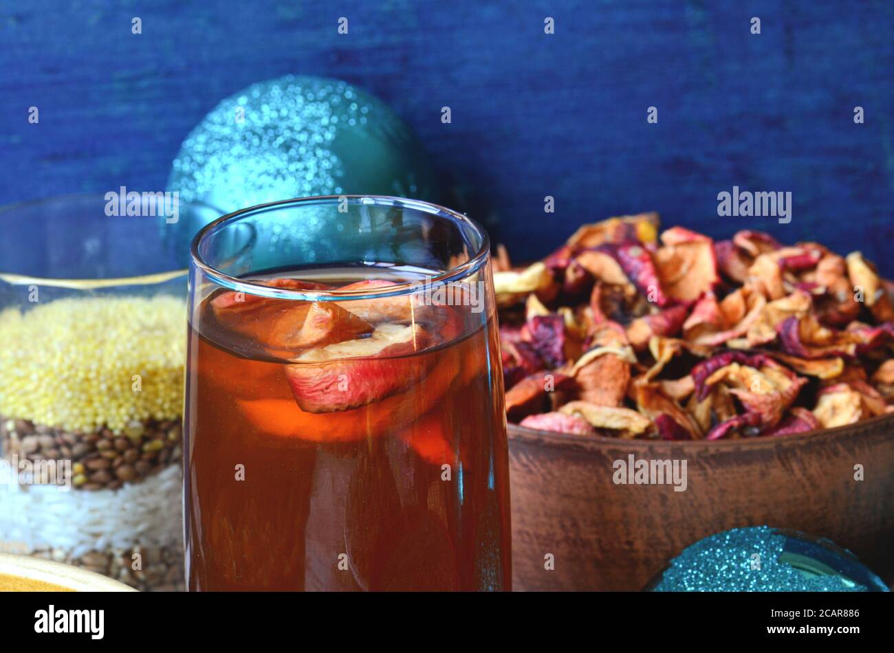 Compote uzvar bevanda da frutta secca e miele. Composta di frutta secca in un bicchiere. Ukrainian uzvar potrebbe essere bevuto caldo o freddo. Foto Stock