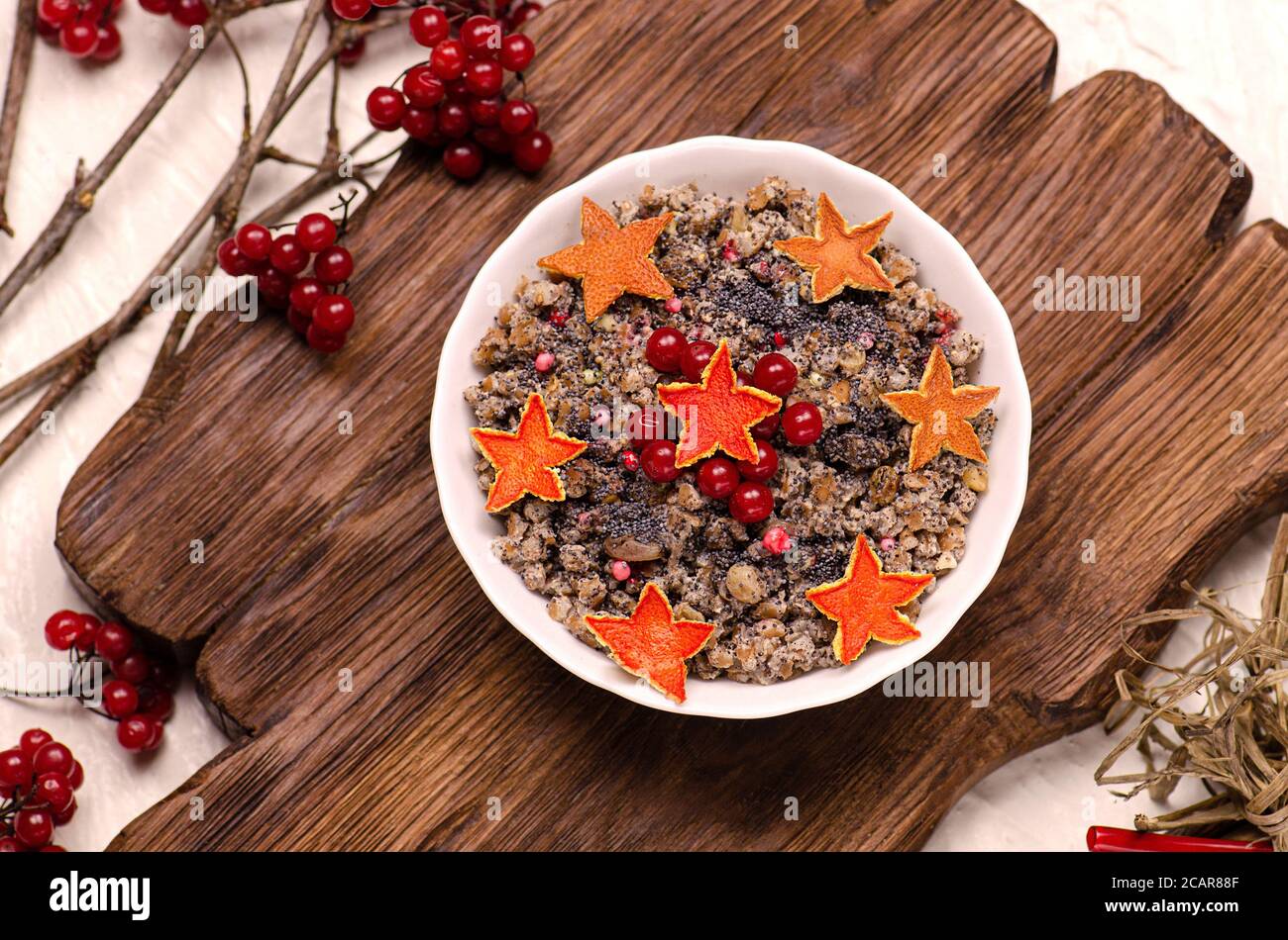 Porridge di orzo di perla crumbly. Porridge di orzo perlato su sfondo di legno. Orzo perlato fresco fatto in casa. Foto Stock
