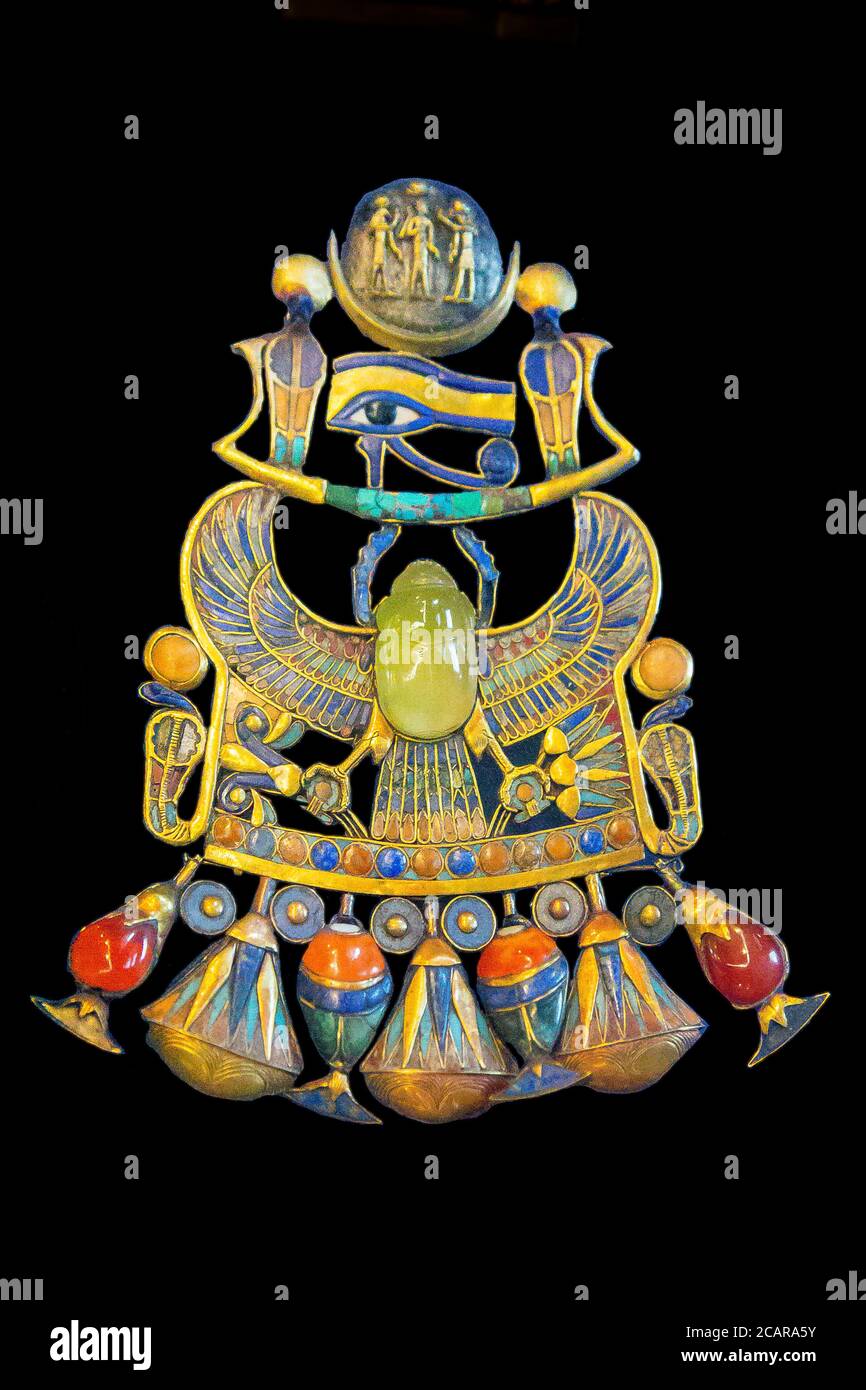Il Cairo, Museo Egizio, dalla tomba di Tutankhamon a Luxor, un pettorale complesso: UNO scarabeo alato tiene un barque dove un occhio di Udjat tiene un disco lunare. Foto Stock