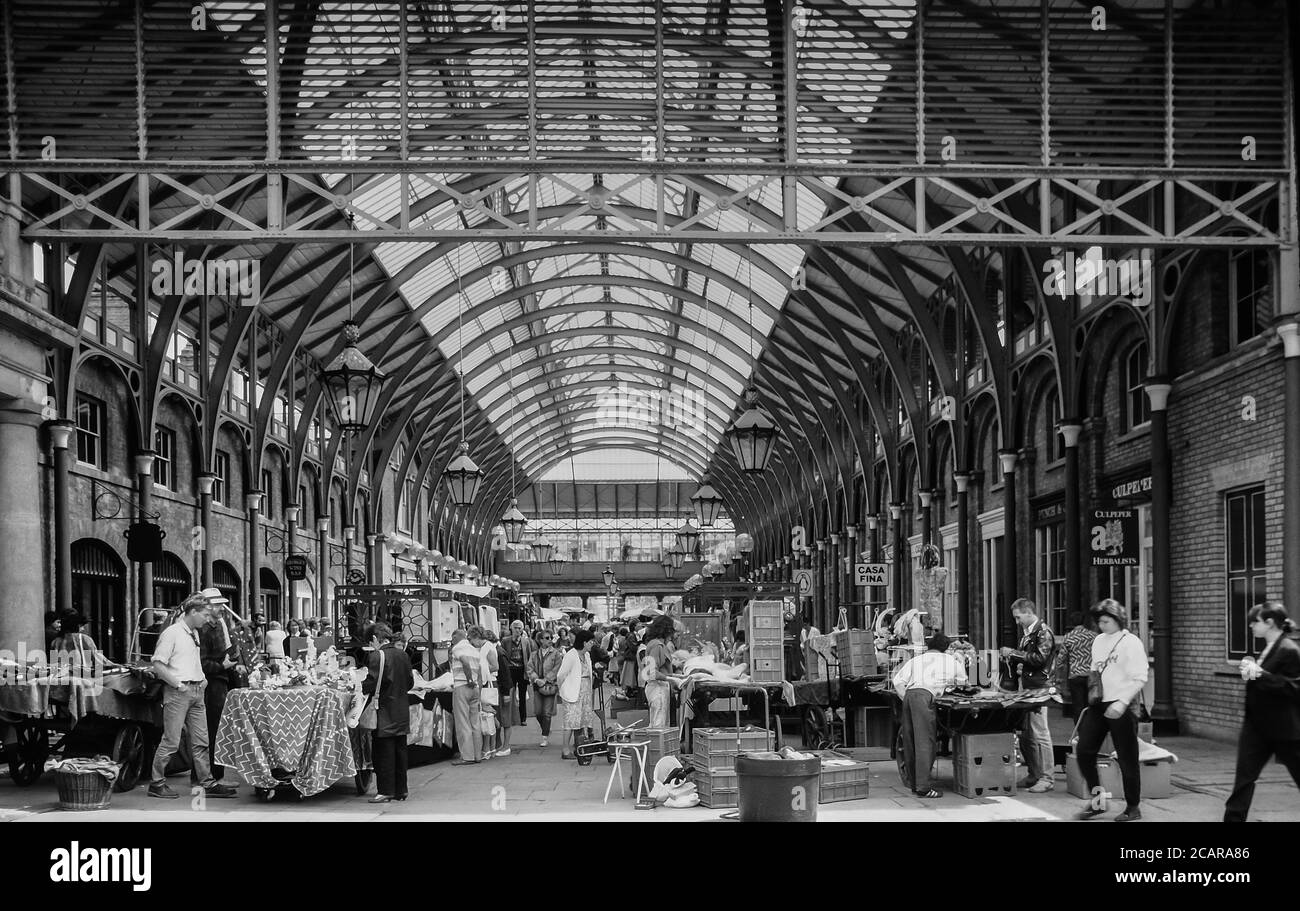 Il Covent Garden di Londra, Inghilterra, Regno Unito. Circa ottanta Foto Stock
