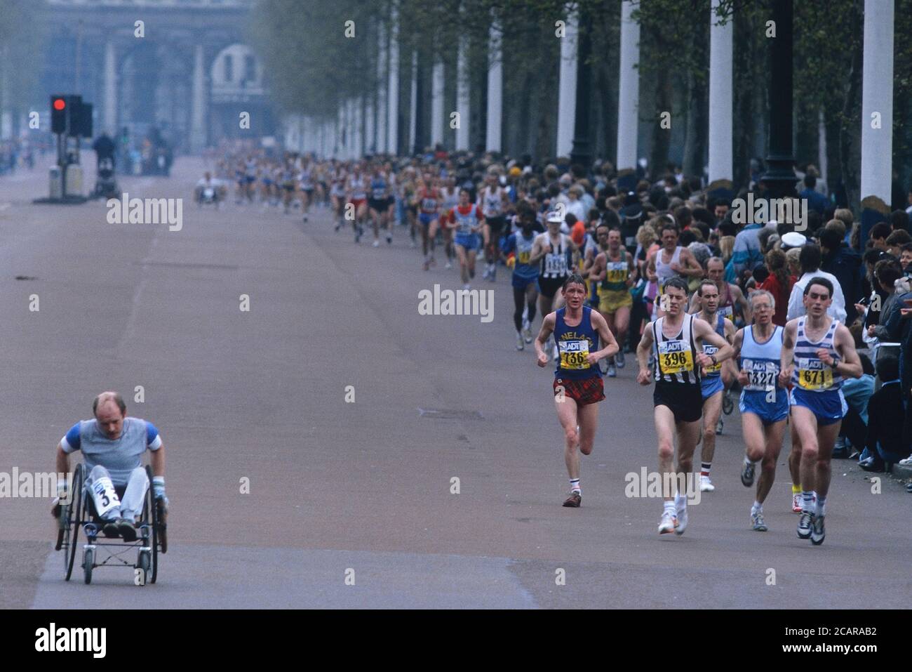 Atleti che corrono lungo il Mall alla ADT London Marathon, Inghilterra, UK.1989 Foto Stock