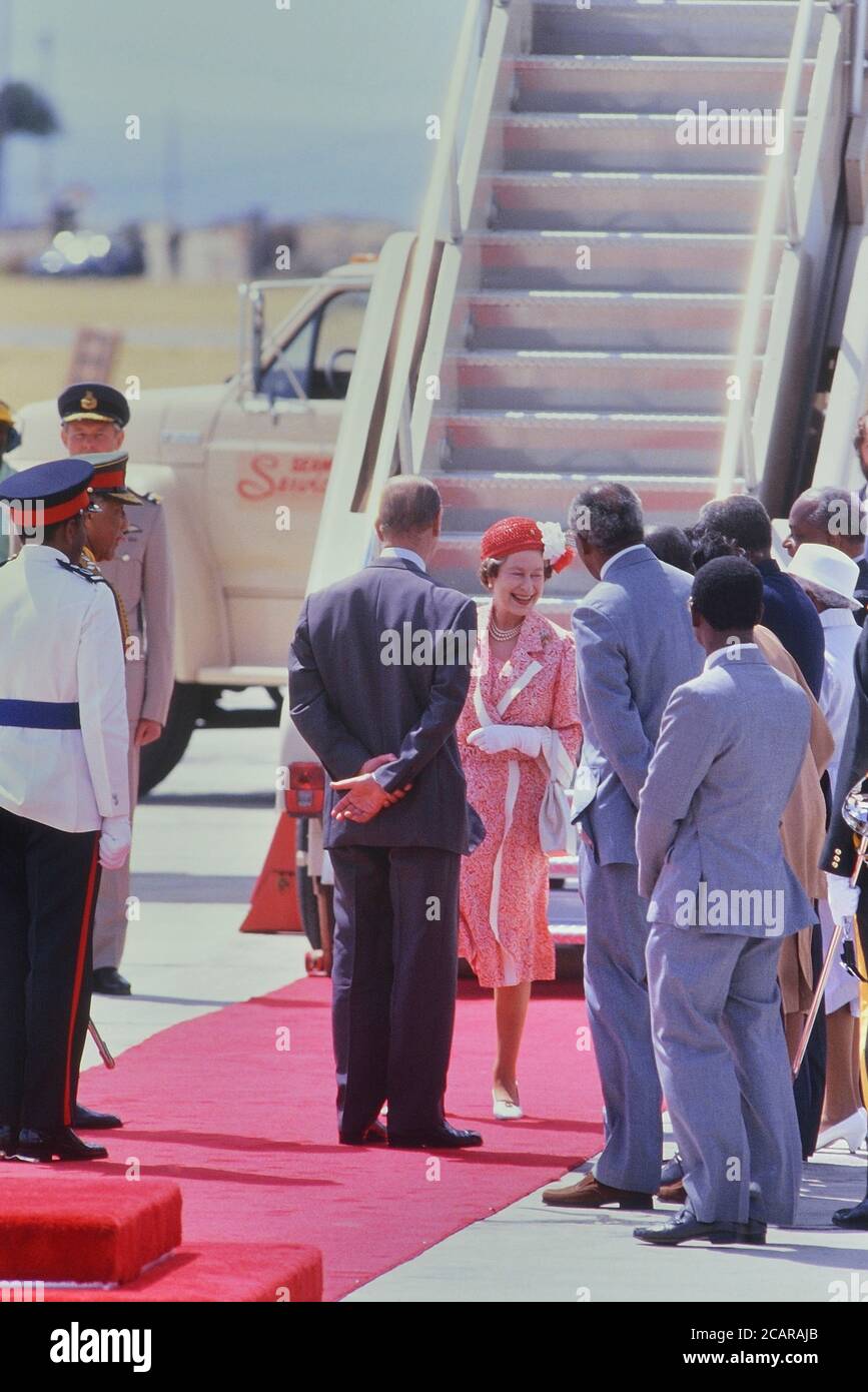 Una sorridente H.M. Queen Elizabeth II partenza dall'aeroporto internazionale Grantley Adams, Barbados via Concorde dopo un viaggio di quattro giorni. 1989. Foto Stock