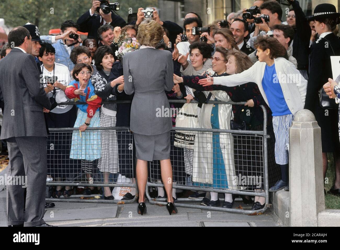 Diana, Principessa del Galles incontra coloro che si sono riuniti per salutarla mentre frequenta il Luncheon Women of the World Awards al Grosvenor House Hotel, Park Lane, Londra. REGNO UNITO. Ottobre 16 1989 Foto Stock