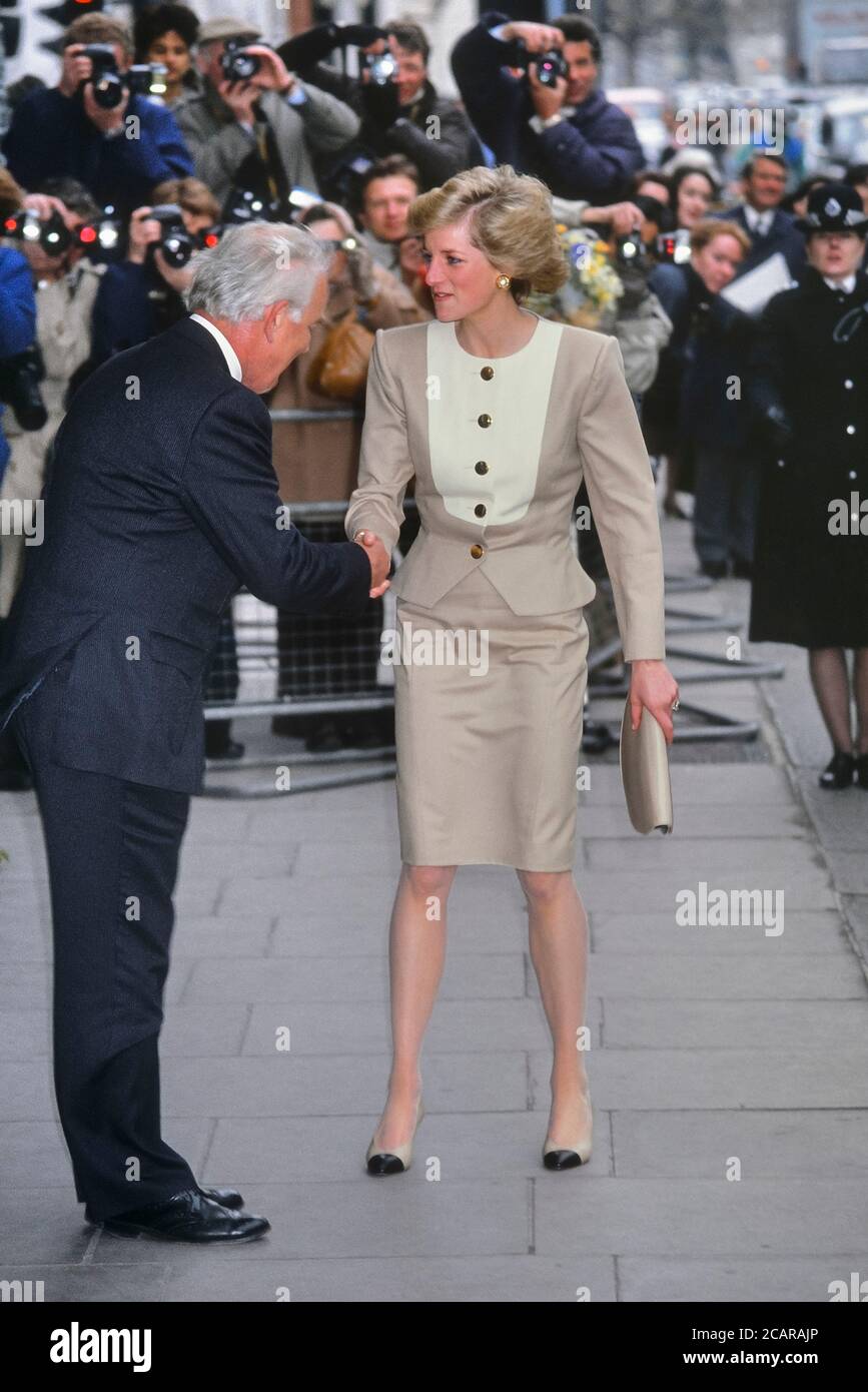 DIANA , PRINCIPESSA DEL GALLES COME PATRONA, ASSISTE IL PRANZO DI INDUSTRIA E COMMERCIO INVECCHIATO A CLARIDGES A LONDRA, REGNO UNITO. Circa 1989. Foto Stock