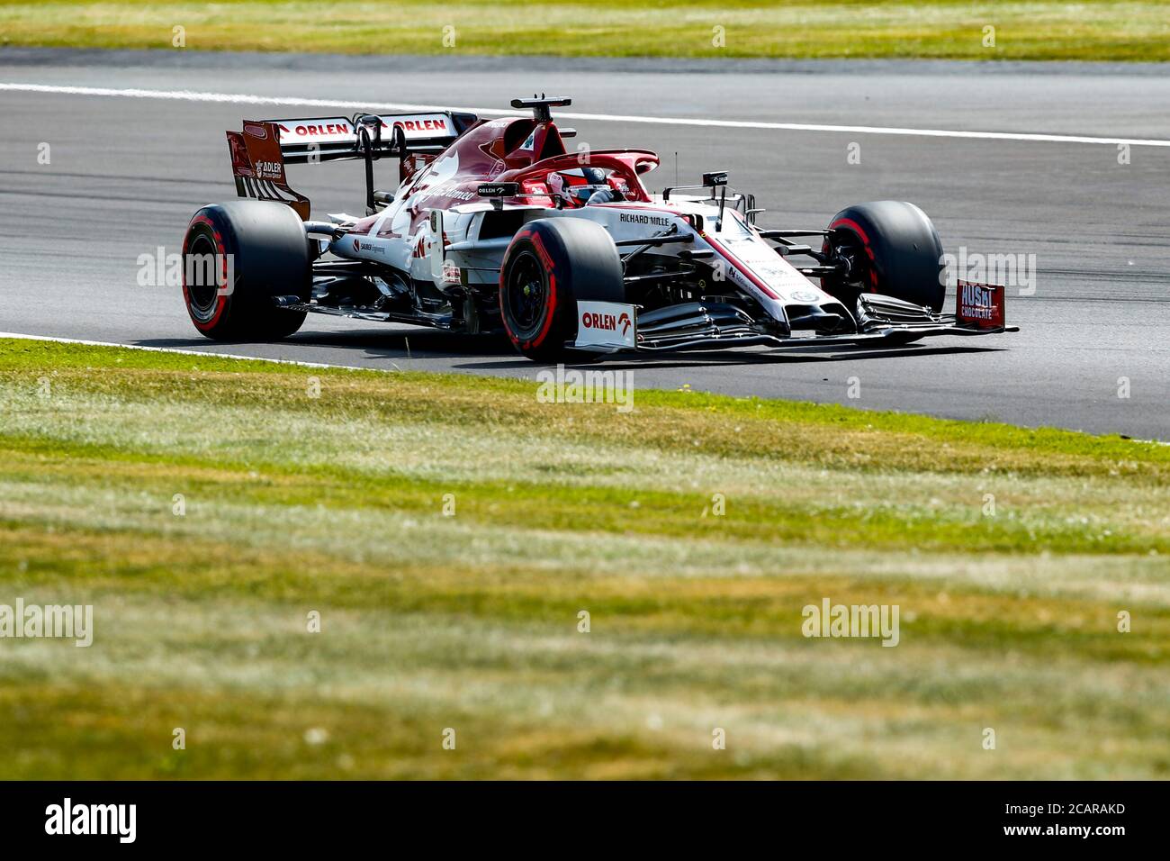 Alfa Romeo's Kimi Raikkonen in qualifica per il 70° anniversario del Gran Premio di Formula uno al circuito di Silverstone, Northampton. Foto Stock