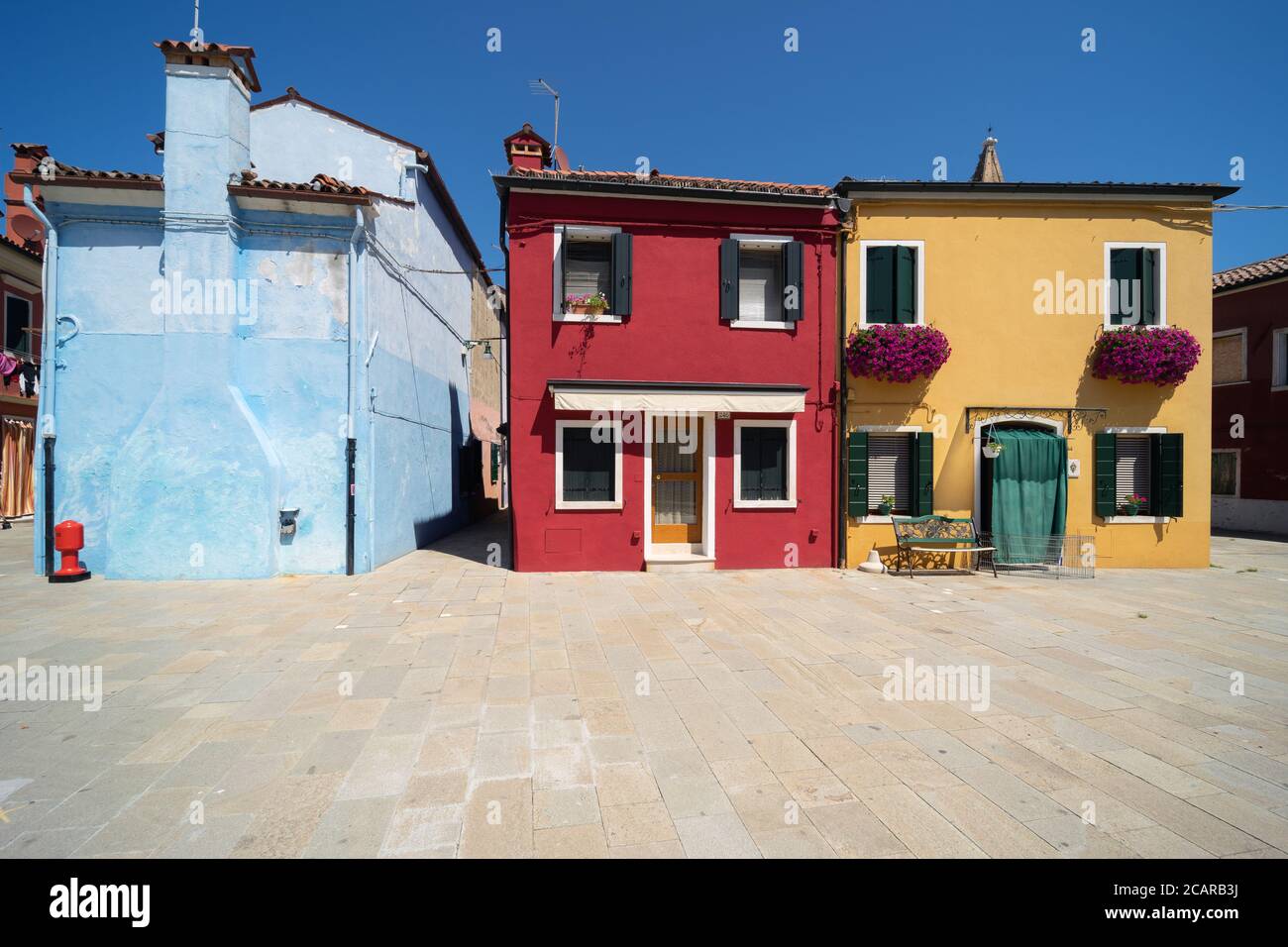 Isola di Burano, Laguna Veneziana, Venezia, Italia, panorama con le tipiche case di pescatori colorate del centro città Foto Stock