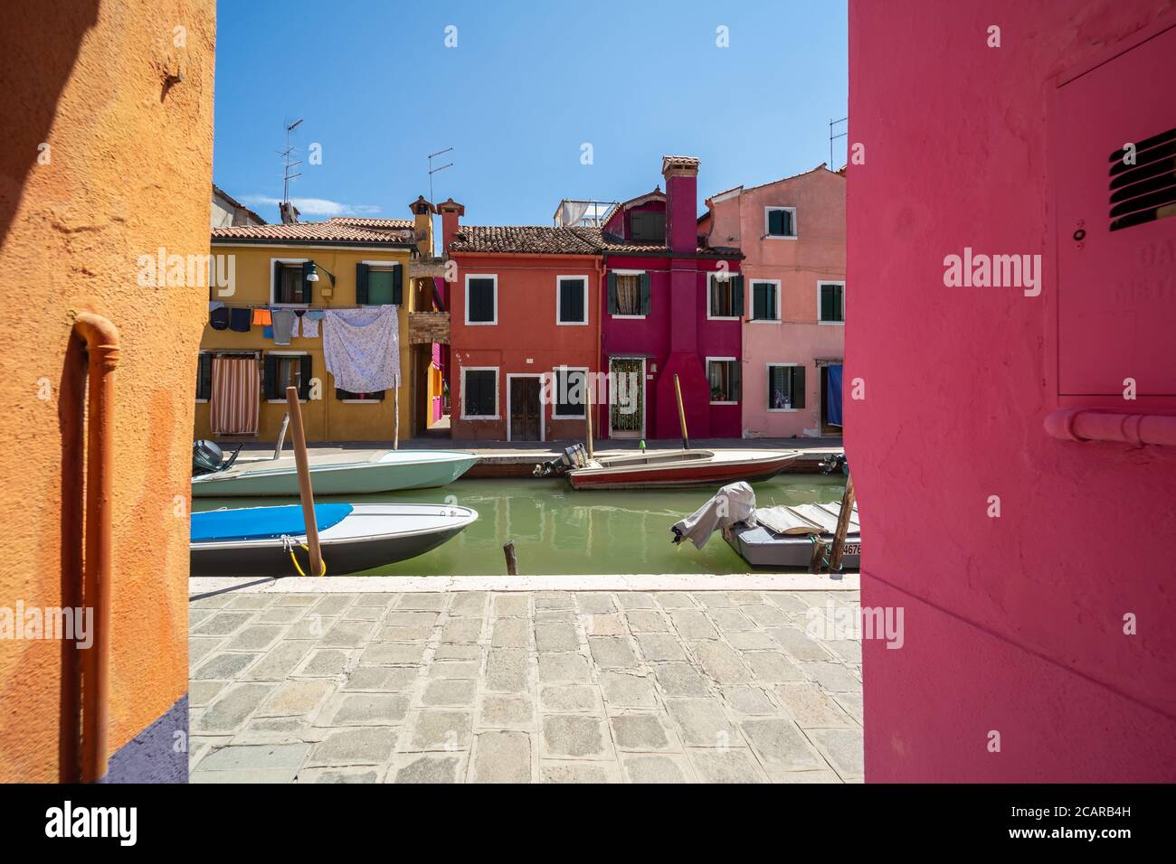 Isola di Burano, Laguna Veneziana, Venezia, Italia, panorama con le tipiche case colorate che si affacciano su un canale nel centro della città Foto Stock