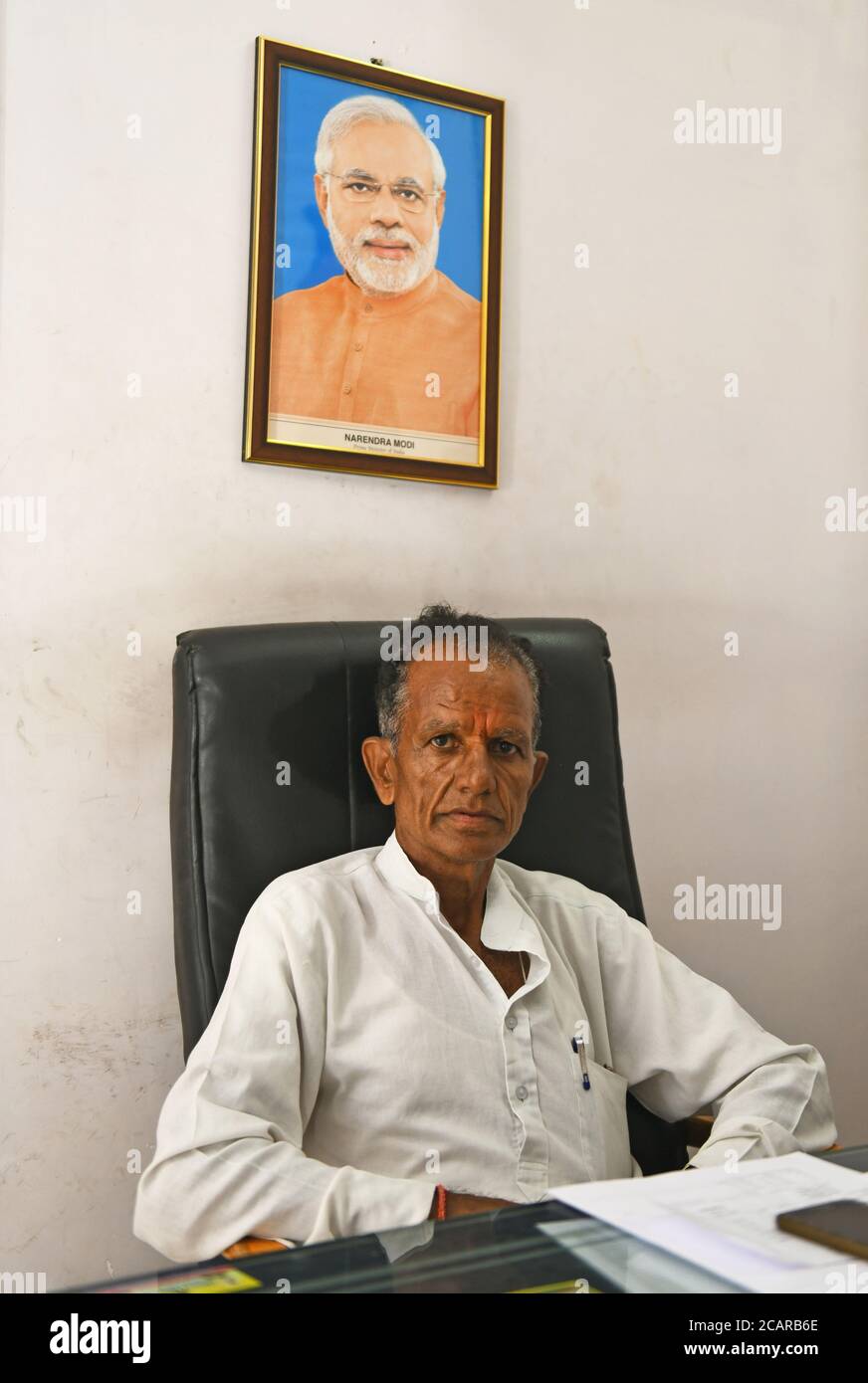 Beawar, Rajasthan, India, 8 agosto 2020: BJP MLA Shankar Singh Rawat siede nel suo ufficio, il BJP il sabato ha spostato 12 dei suoi MLA al Porbandar di Gujarat prima della sessione dell'Assemblea del Rajasthan che inizia il 14 agosto, in mezzo a una crisi politica innescata dall'ex leader del Congresso Sachin Pilot, a Beawar. Credit: Sumit Saraswat/Alamy Live News Foto Stock