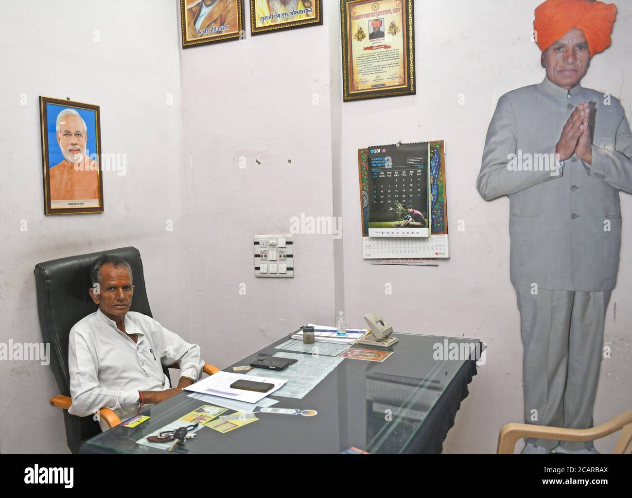 Beawar, Rajasthan, India, 8 agosto 2020: BJP MLA Shankar Singh Rawat siede nel suo ufficio, il BJP il sabato ha spostato 12 dei suoi MLA al Porbandar di Gujarat prima della sessione dell'Assemblea del Rajasthan che inizia il 14 agosto, in mezzo a una crisi politica innescata dall'ex leader del Congresso Sachin Pilot, a Beawar. Credit: Sumit Saraswat/Alamy Live News Foto Stock