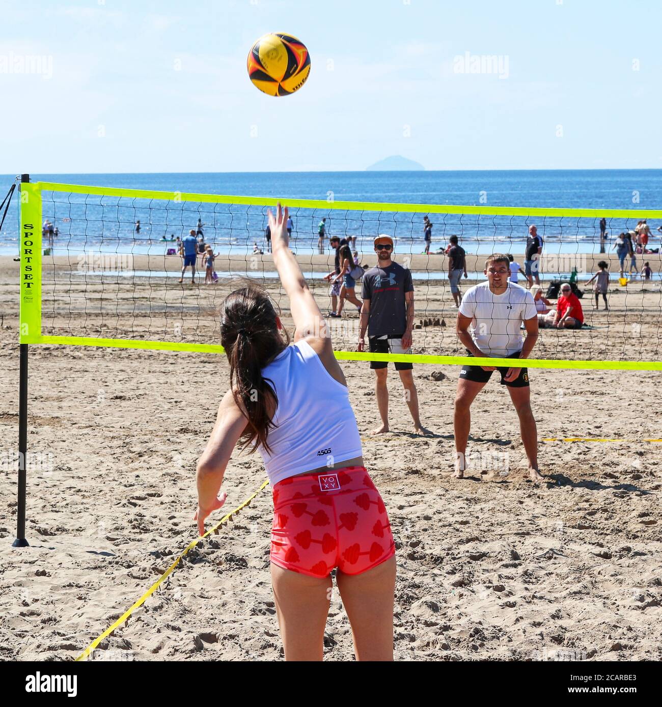 Troon, Regno Unito. 8 agosto 2020. West Coast Beach Volleyball Club, da Drumoyne, Glasgow è stato dato il permesso dal consiglio locale di allenarsi su Troon South Beach, Ayrshire, Scozia, Regno Unito. A causa del blocco Covid il club non è in grado di allenarsi nella loro sala abituale e sono grati al consiglio per aver permesso loro di allenarsi sulla spiaggia. Credito; Findlay / Alamy News Foto Stock