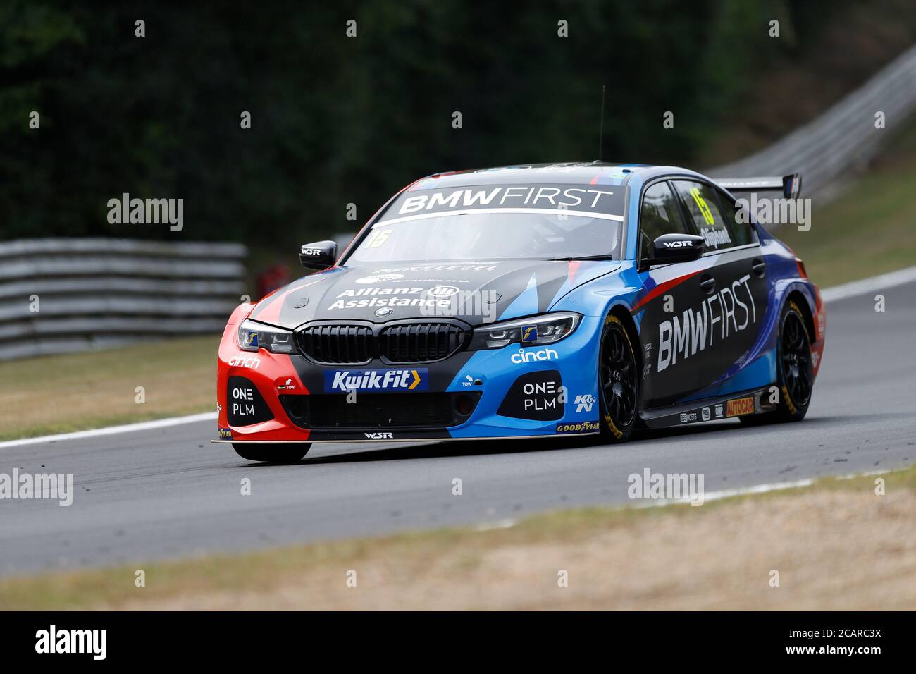 8 agosto 2020; Brands Hatch Circuit, West Kingsdown, Kent, Inghilterra; Kwik Fit British Touring Car Championship, Qualifying Day; Tom Olivant nel suo Team BMW 330i M Sport attualmente in posizione Foto Stock