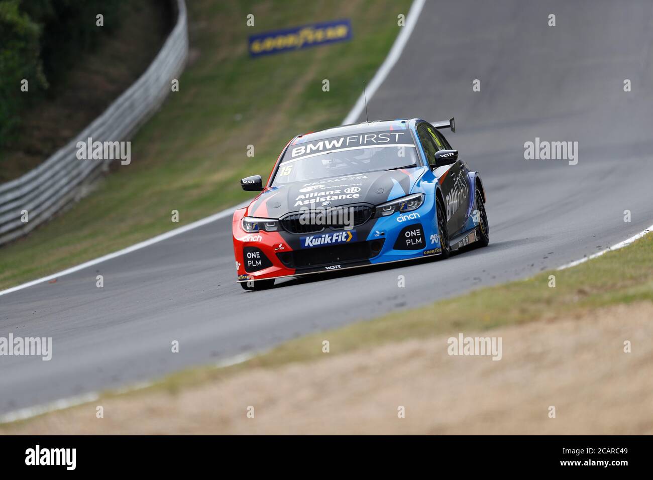 8 agosto 2020; Brands Hatch Circuit, West Kingsdown, Kent, Inghilterra; Kwik Fit British Touring Car Championship, Qualifying Day; Tom Olivant nel suo Team BMW 330i M Sport attualmente in posizione Foto Stock