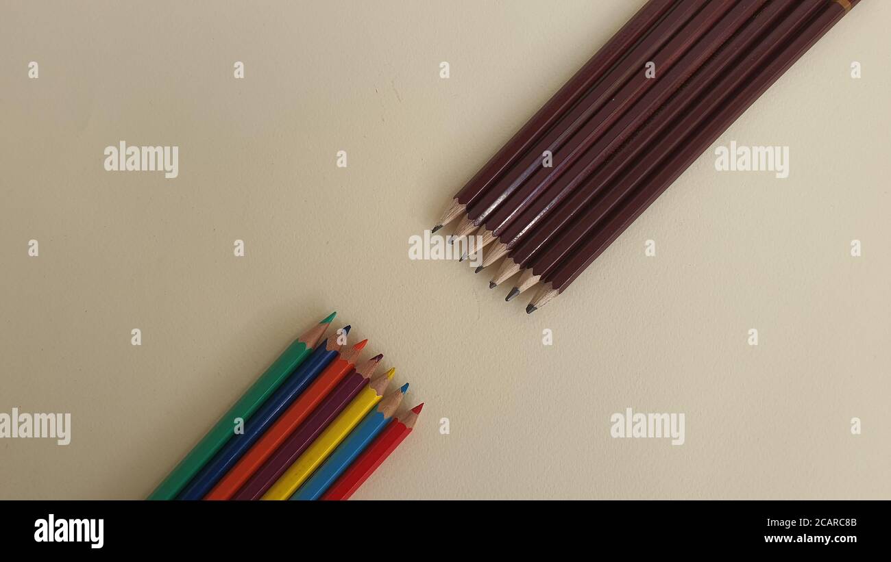 Matite per la creatività dei bambini su un foglio di carta Whatman. Attività creative per bambini in vacanza e in quarantena. La creatività dei bambini, Foto Stock