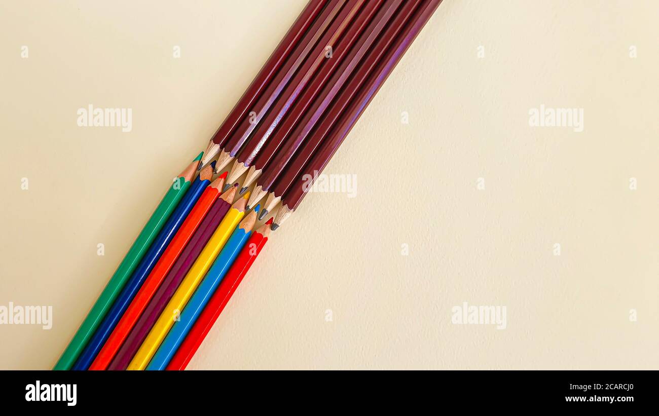 Matite per la creatività dei bambini su un foglio di carta Whatman. Attività creative per bambini in vacanza e in quarantena. La creatività dei bambini, Foto Stock