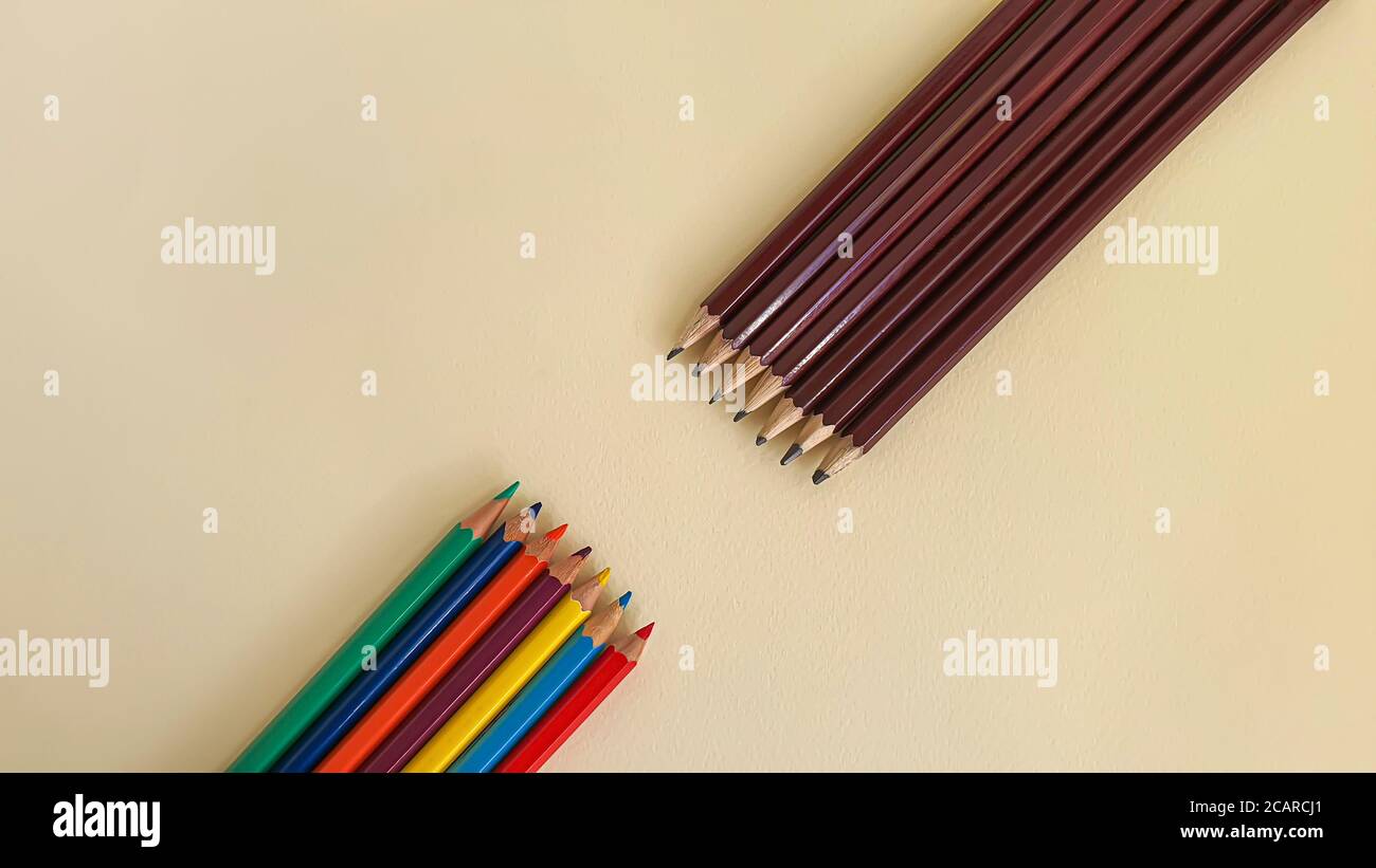 Matite per la creatività dei bambini su un foglio di carta Whatman. Attività creative per bambini in vacanza e in quarantena. La creatività dei bambini, Foto Stock