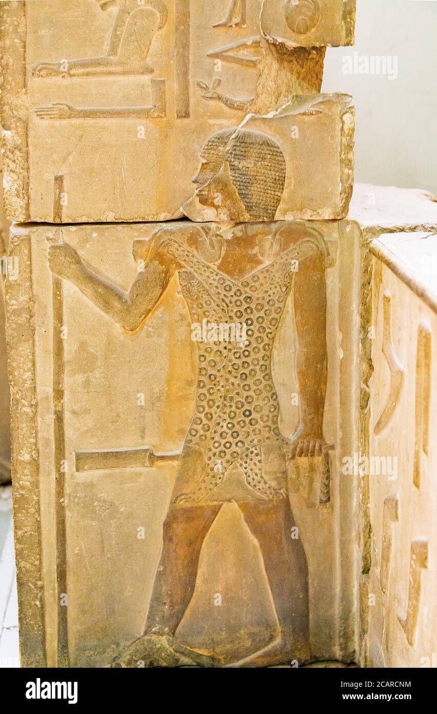 Cairo, Museo Egizio, cappella di Iynefer, un figlio di re Snefru, Dahshur. Indossa una pelle di pantera e una parrucca, tiene un bastone e uno scettro Sekhem. Foto Stock