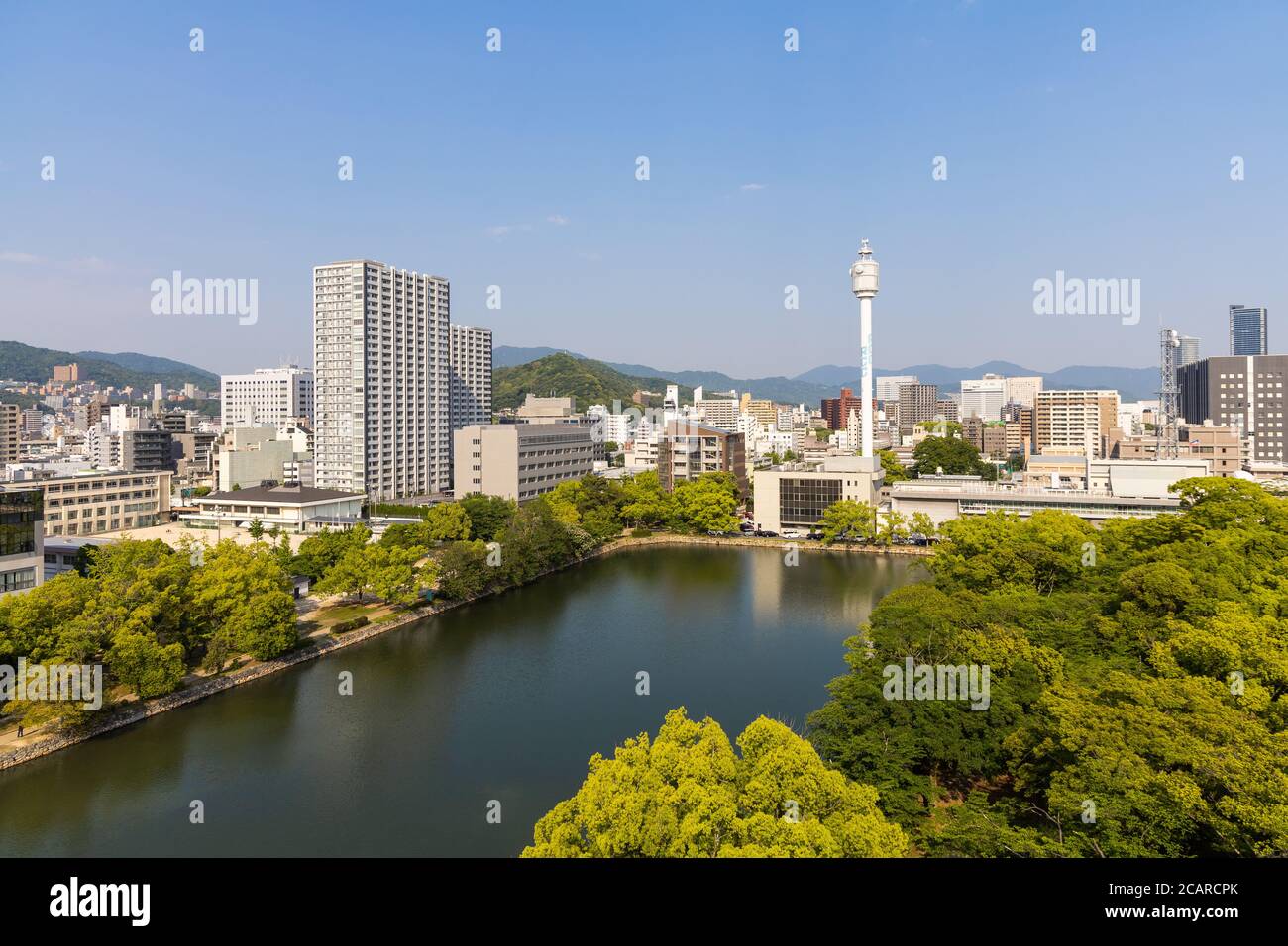 Vista dall'acqua sulla città giapponese di Hiroshima, a sud-ovest dell'isola di Honshu, Giappone. La prima città al mondo che fu sottoposta a nucl Foto Stock