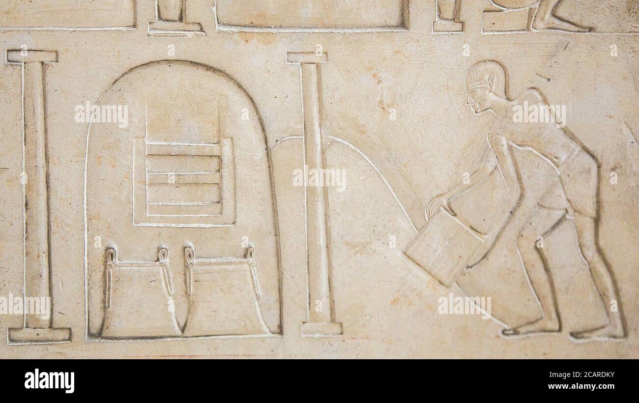 Egitto, Cairo, Museo Egizio, sarcofago della regina Kawit, con alcuni dei migliori rilievi mai scolpiti in Egitto. Kawit era una moglie di Montuhotep 2. Foto Stock