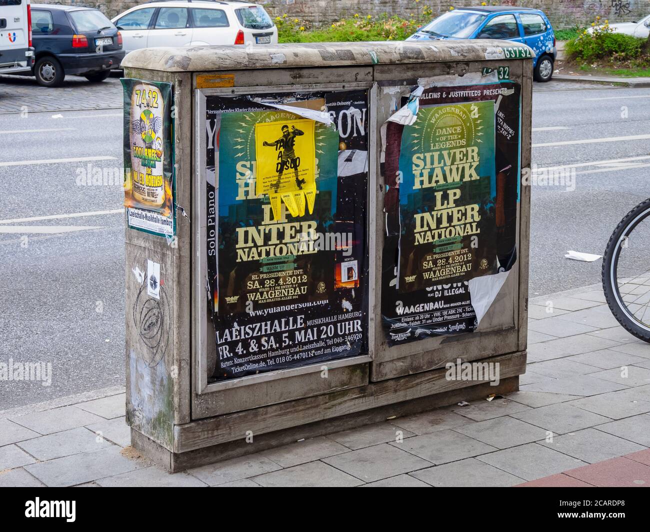 Distributore telefonico sporco con poster pubblicitari, Amburgo Schanzenviertel, Germania, Europa - 22 aprile 2012. Foto Stock