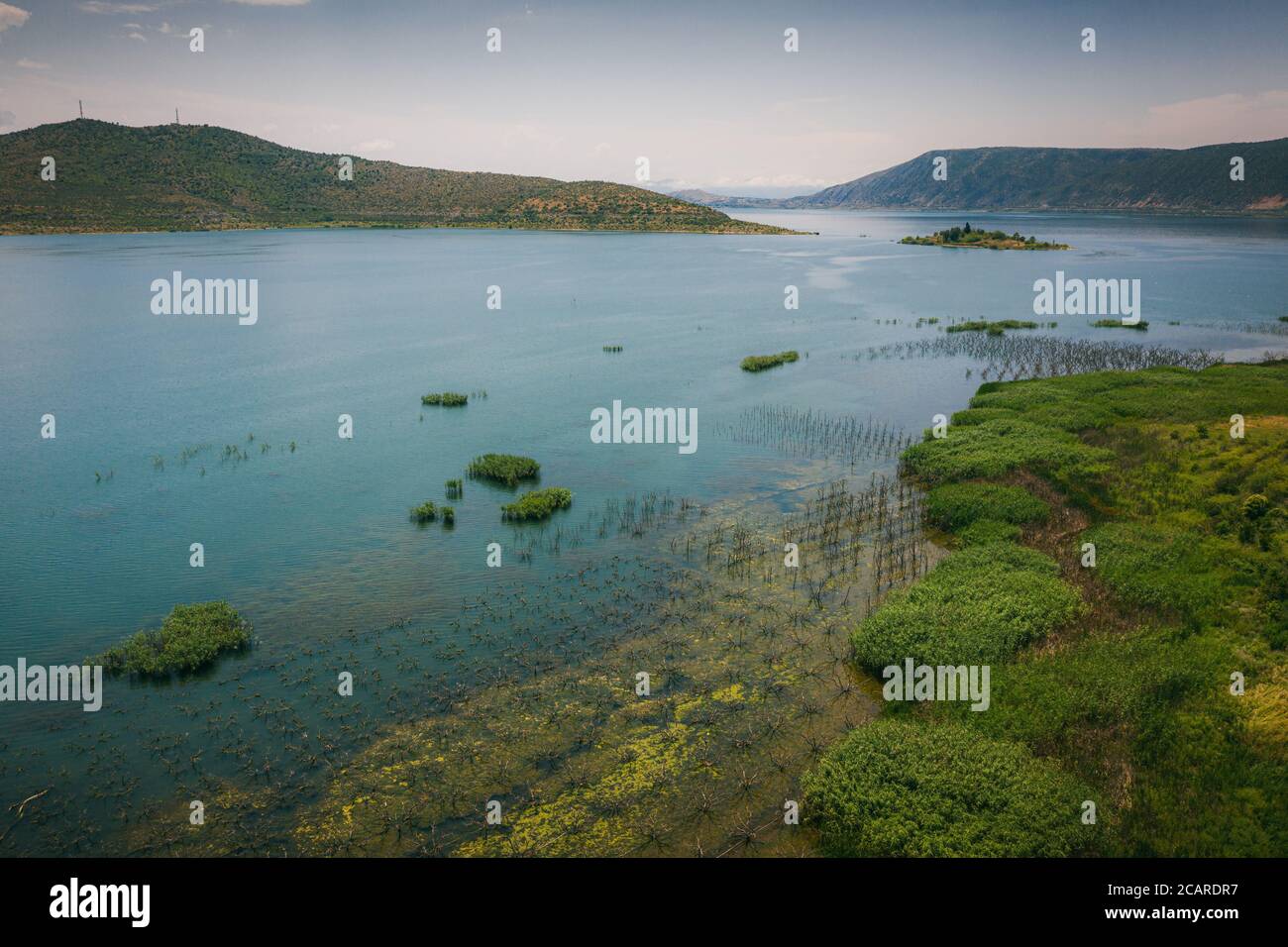 Lago Vegoritida (Lago Ostrovo) vicino Arnissa, Grecia Foto Stock