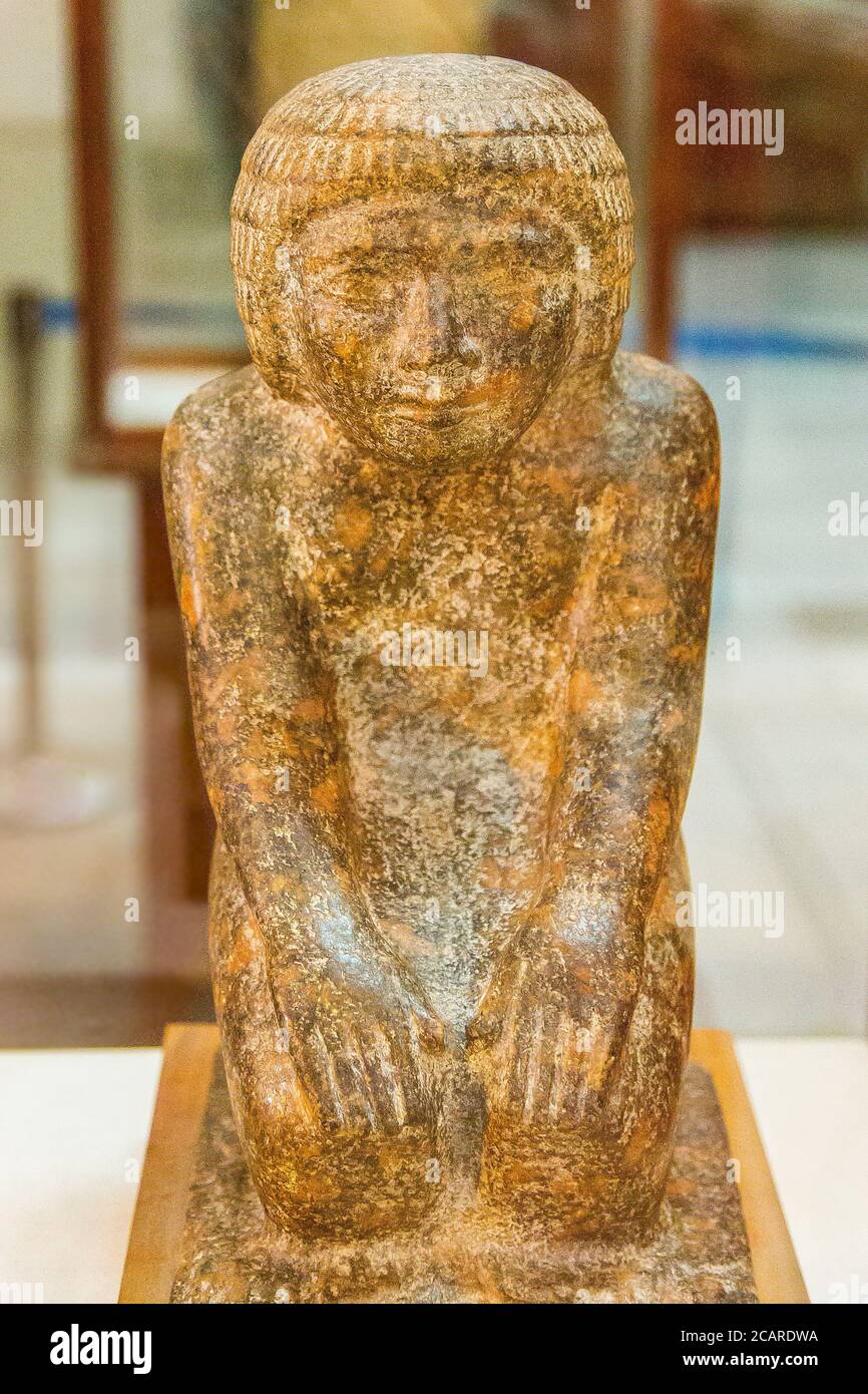 Egitto, Cairo, Museo Egizio, statua del sacerdote Hetepdief, granite rossa, trovato a Memphis, dinastia 3. Una delle più antiche statue private in Egitto. Foto Stock
