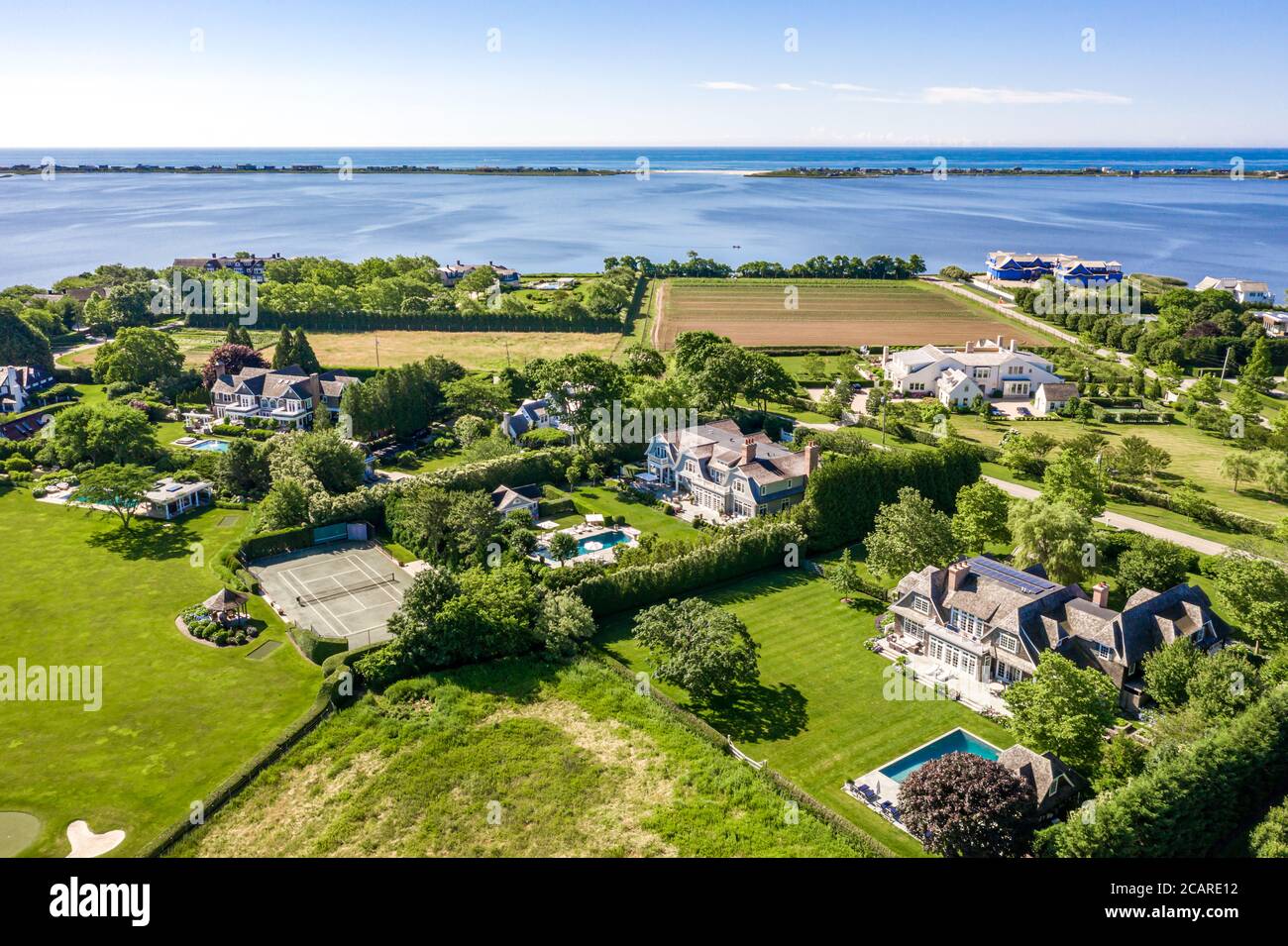 Vista aerea di Halsey Lane e Bay Avenue in Water Mill guardando verso Mecox Bay e l'oceano Atlantico in Water Mill, NY Foto Stock