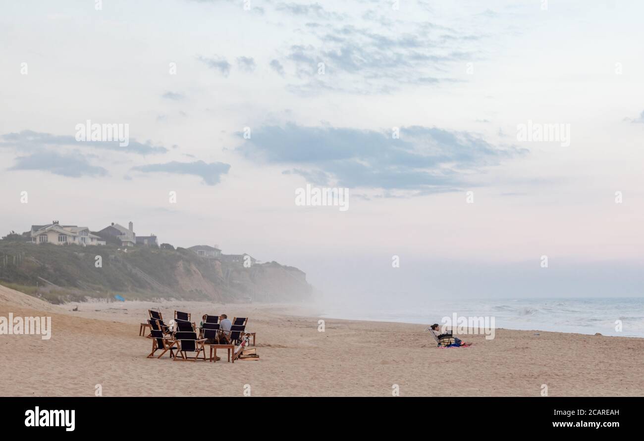 Sedie allestite su una spiaggia di Montauk per un fuoco a base di carbonio a Montauk, NY Foto Stock