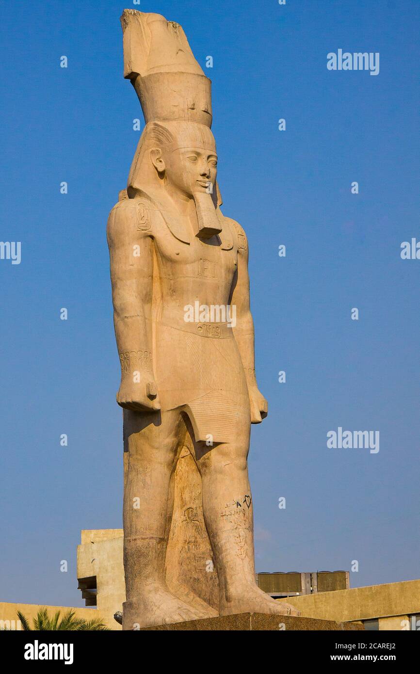Il Cairo, Heliopolis, in via Orouba, si trova una copia di un colosso Ramses II. L'originale fu spostato in piazza Ramses e più tardi nel Grand Egyptian Museum. Foto Stock