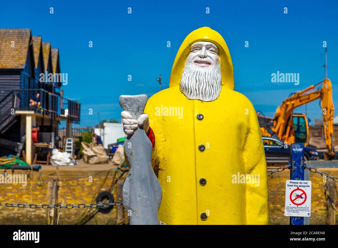 Statua del pescatore fuori dal mercato del pesce a Whitstable Harbour, Kent, Regno Unito Foto Stock