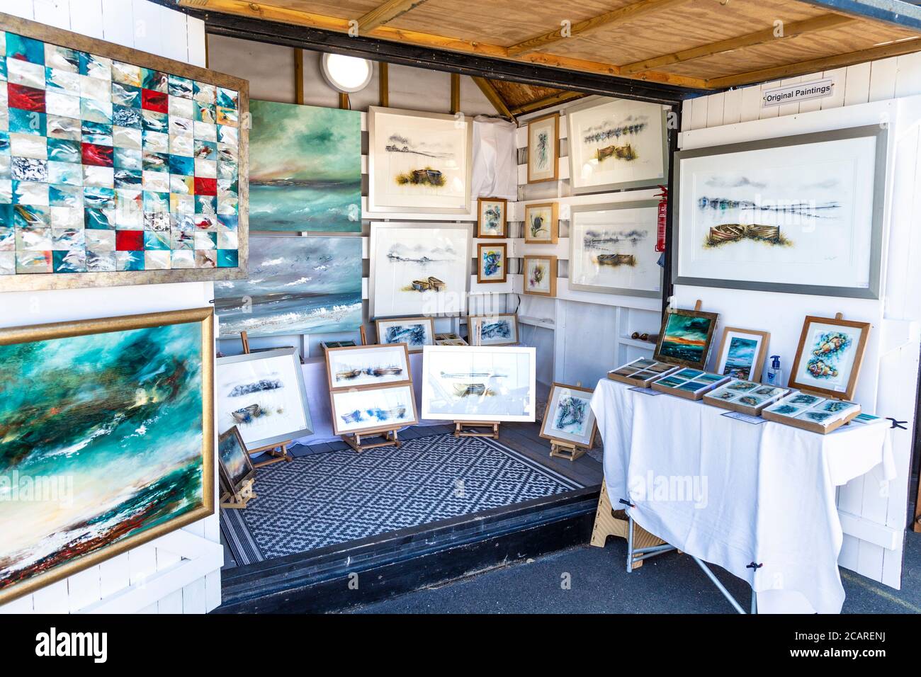 Art Stall nel Whitstable Artistable Harbour Market, Kent, Regno Unito Foto Stock