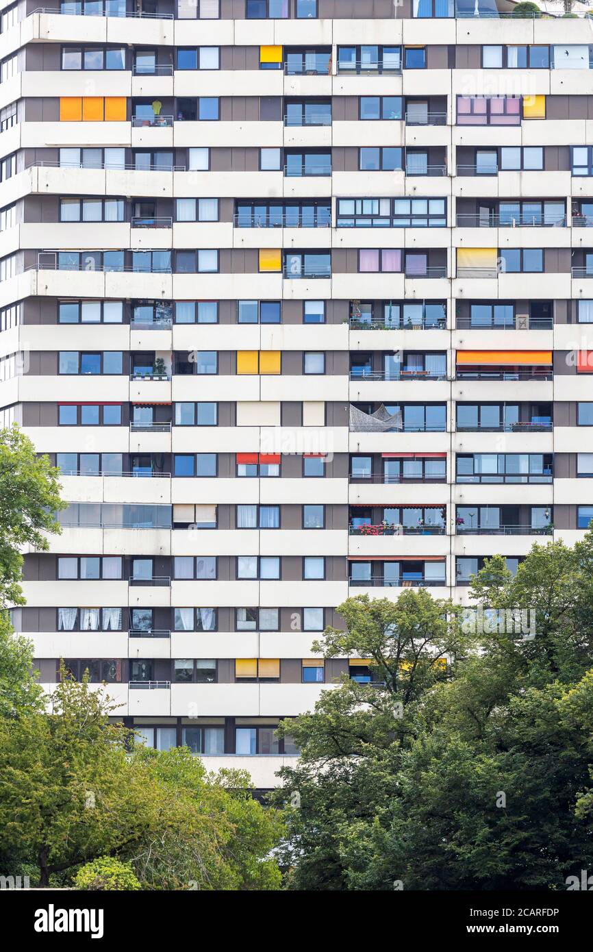 Donaucenter Neu-Ulm. Schandfleck am bayerischen Donauufer. Das Gebäude Hat 16 Stockwerke und beherbergt in 320 Wohnungen mehr als 500 Menschen. Gebaut Foto Stock