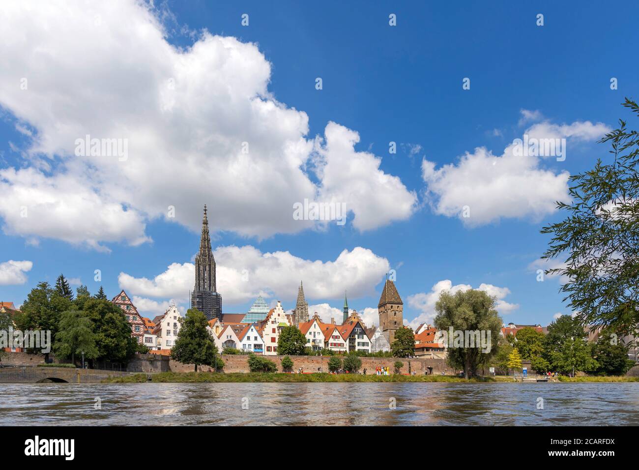 Stadtansicht von Ulm an der Donau. Das Ulmer Münster mit Metzgerturm, der modernen Glaspyramide der Zentralibliothek sowie Gebäuden der Altstadt. // Foto Stock