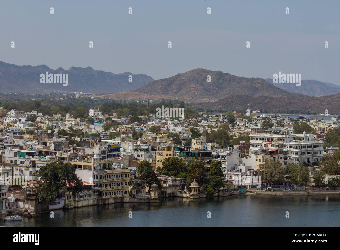 Palazzo della città di Udaipur da un tour in barca presctive. Udaipur, Rajasthan, India Foto Stock