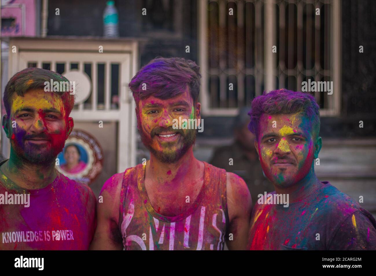 Holi Festival, celebrato a Udaipur, marzo 2020. Gli indù celebrano l'inizio della Primavera, usando la polvere colorata per diffondersi tra loro Foto Stock