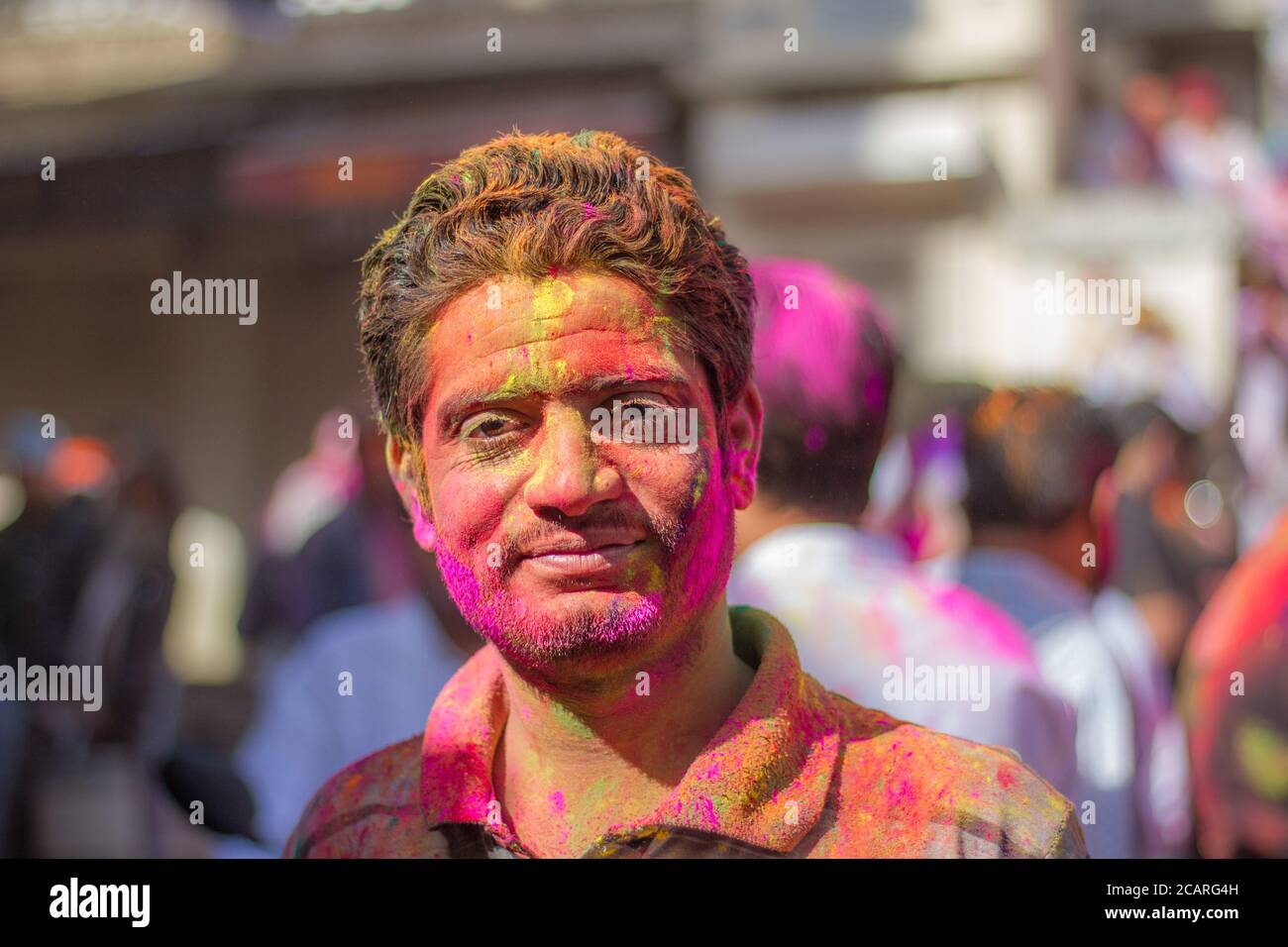 Holi Festival, celebrato a Udaipur, marzo 2020. Gli indù celebrano l'inizio della Primavera, usando la polvere colorata per diffondersi tra loro Foto Stock