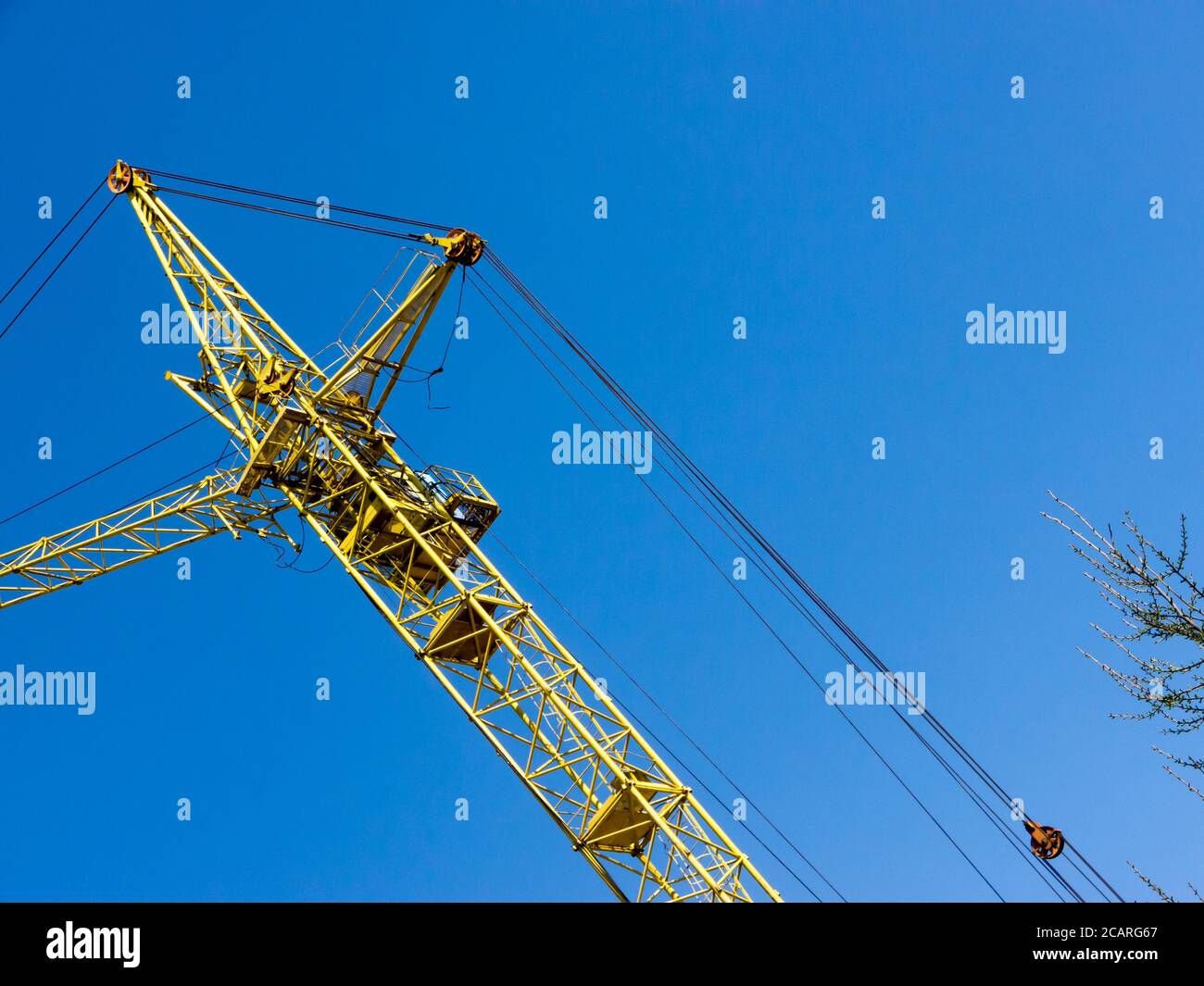 Gli sfondi e gli oggetti dell'architettura. Stile constructivista. Gru da cantiere. Foto Stock