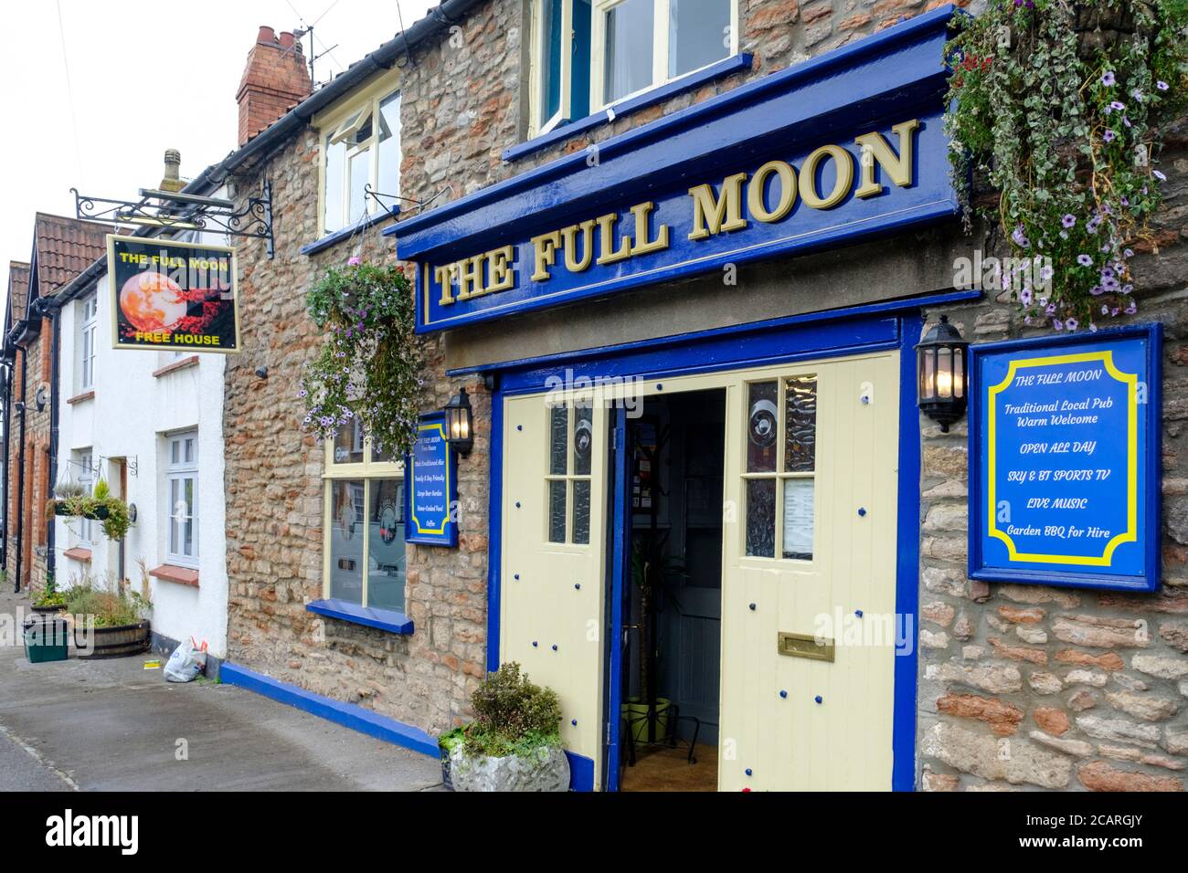 Wells è una piccola città del somerset UK. Il pub a luna piena Foto Stock