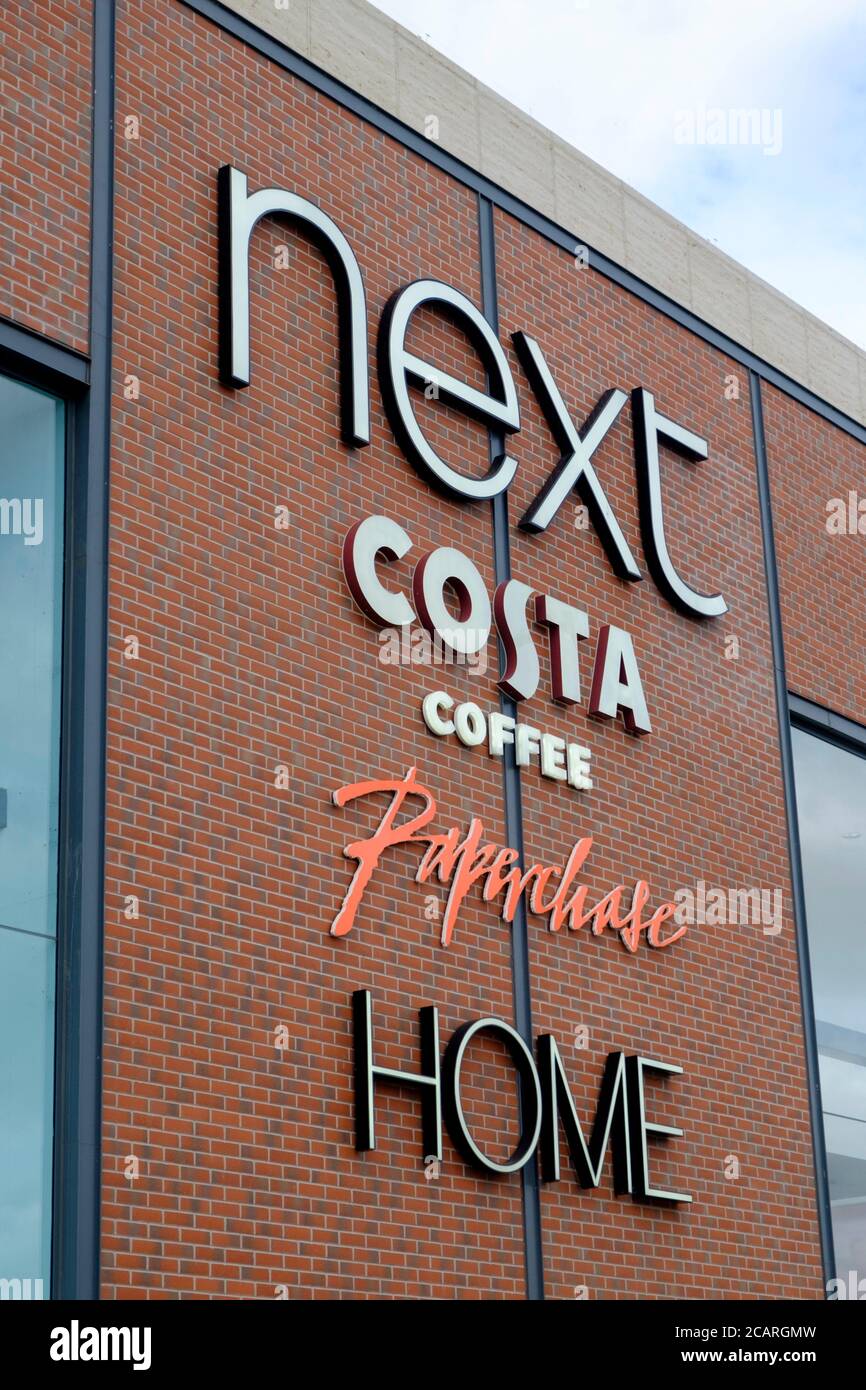 Intorno alla città di Gloucester. La segnaletica sul Next Store per il caffè Costa; la paperchase e la casa Foto Stock