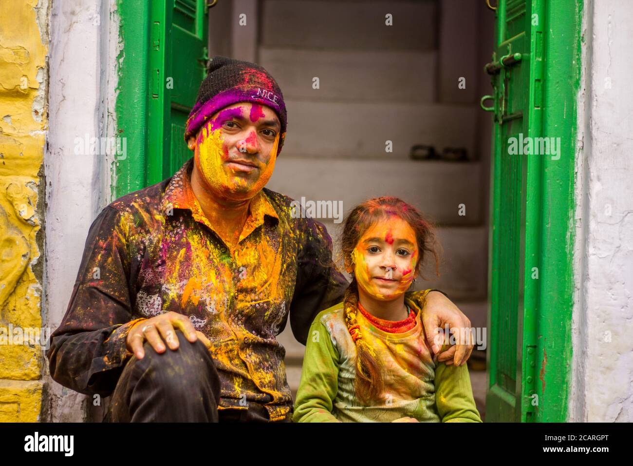 Holi Festival, celebrato a Udaipur, marzo 2020. Gli indù celebrano l'inizio della Primavera, usando la polvere colorata per diffondersi tra loro Foto Stock