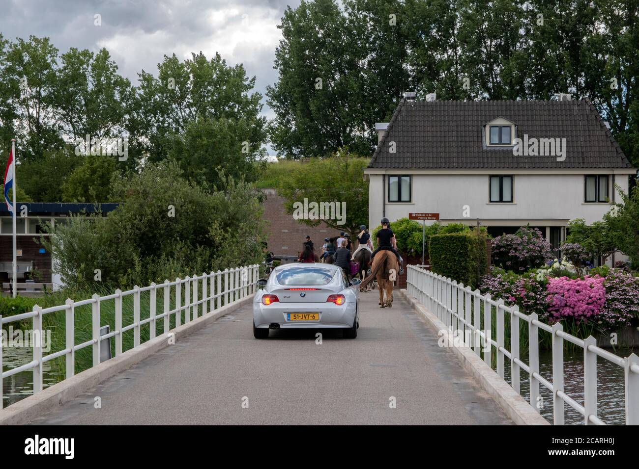 BMW Z4 e Horses sul Vechtbrug Bridge a Weesp Paesi Bassi 20-7-2020 Foto Stock