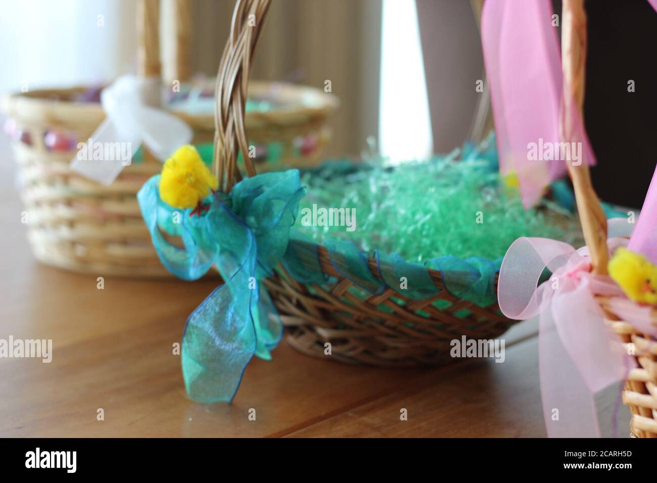 Cestini pasquali per bambini decorati e preparati per la mattina di Pasqua  e la caccia alle uova e caramelle Foto stock - Alamy