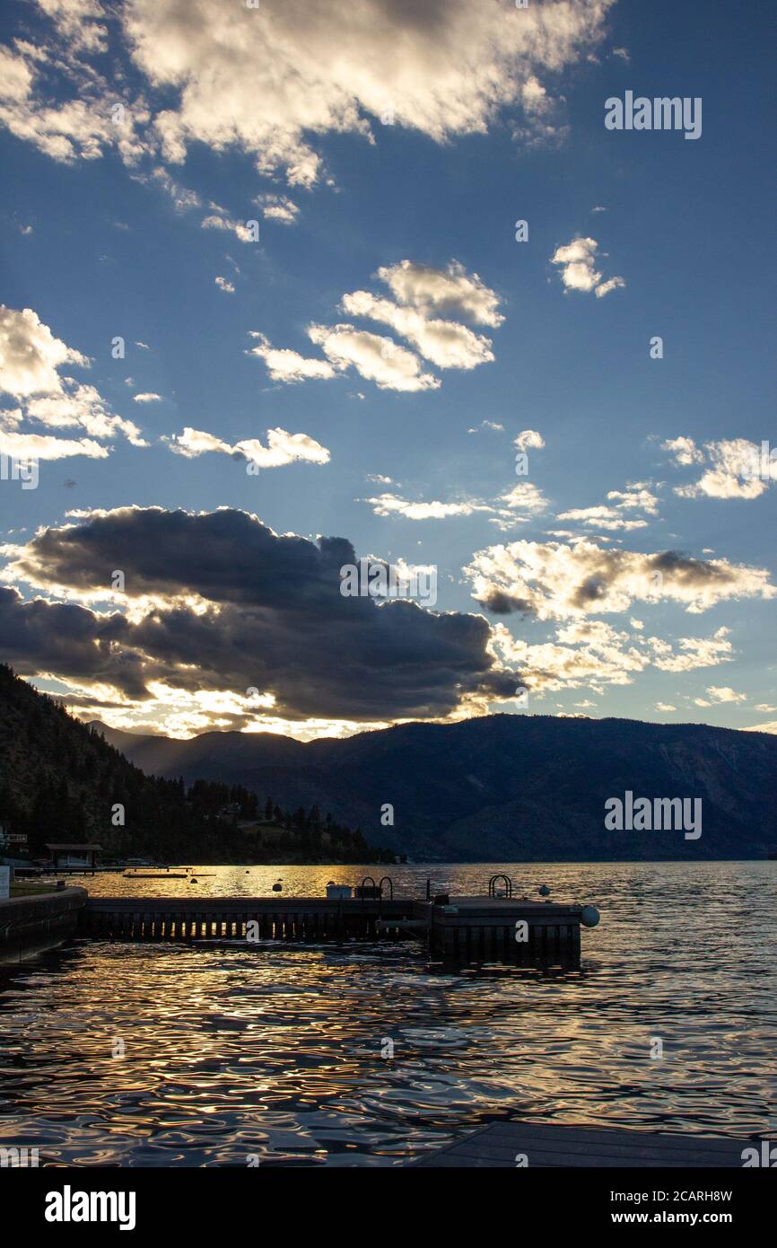 Tramonto sulle colline che circondano il lago Chelan in una serata estiva nello stato di Washington orientale. Foto Stock