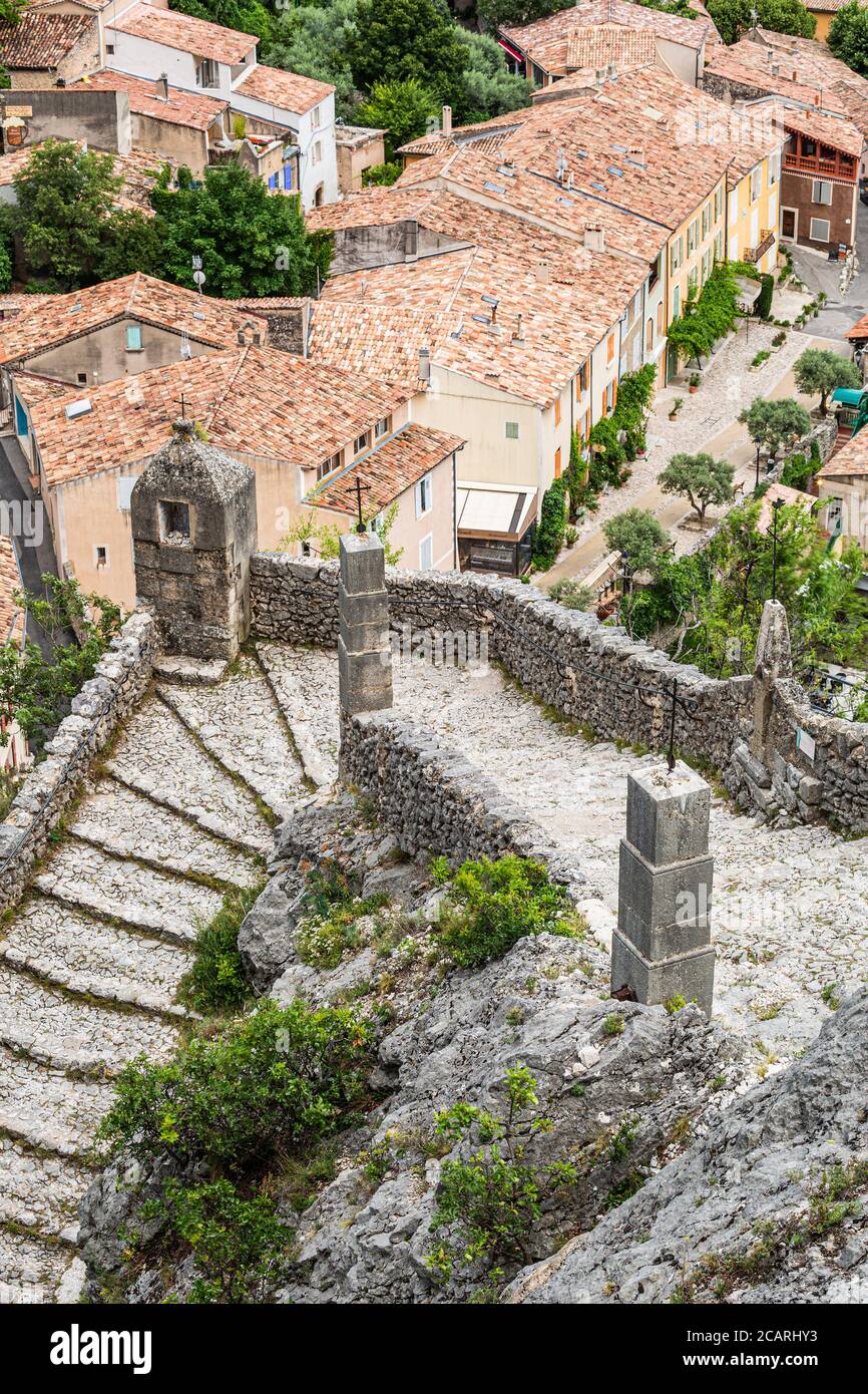 Scalini che portano alla cappella di Moustiers Sainte Marie, Alpi di alta Provenza, Francia Foto Stock