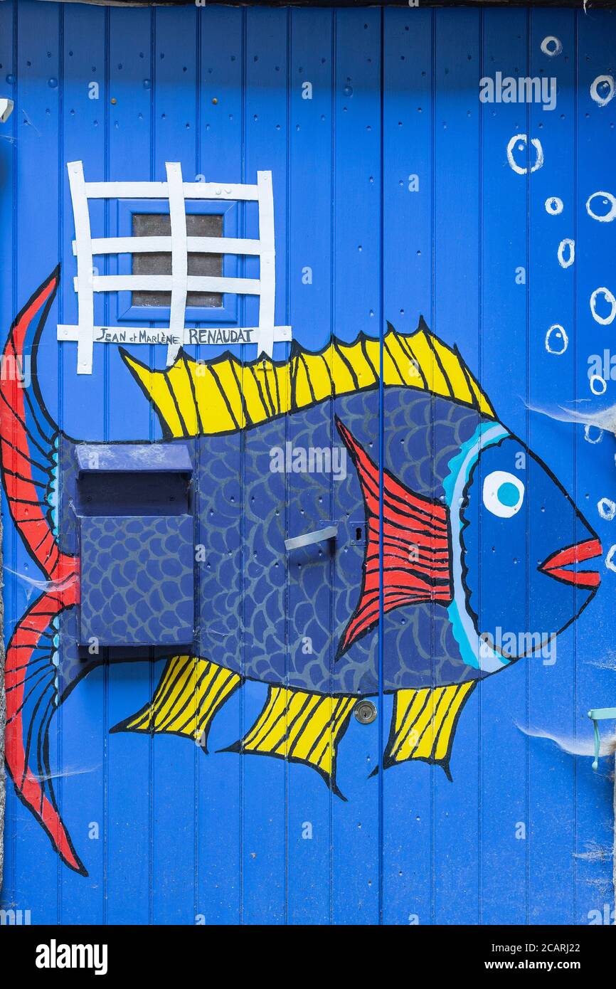 Una porta dipinta con un pesce colorato in Moustiers Sainte Maria Foto Stock