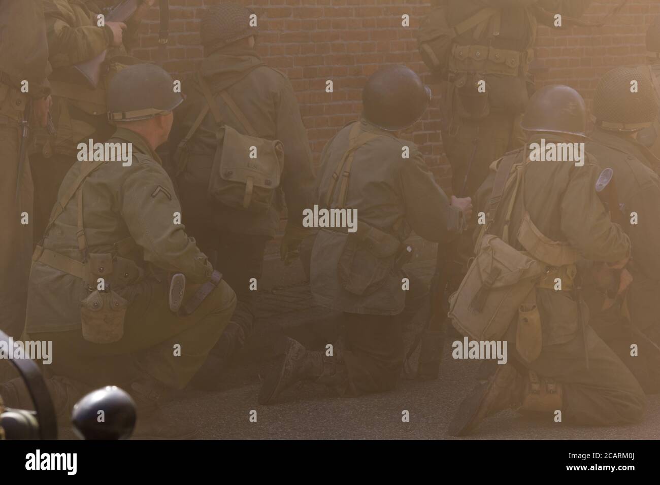 Soldati americani nella guerra mondiale due uniformi, coperti di fumo e pronti ad entrare nel campo di battaglia Foto Stock